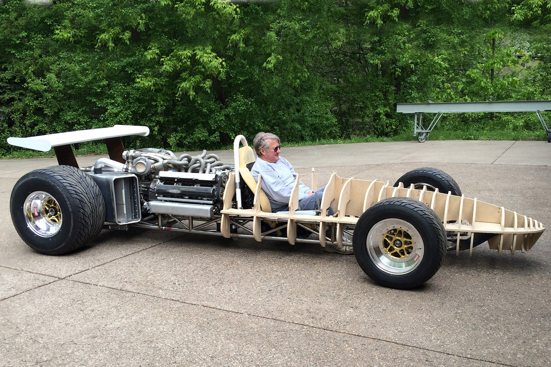 Вот такую «сигару» в духе старых болидов Indycar построил у себя в гараже американец Дон Грофф. И мотор V12 для неё тоже построил сам, из пары «шестёрок» Toyota