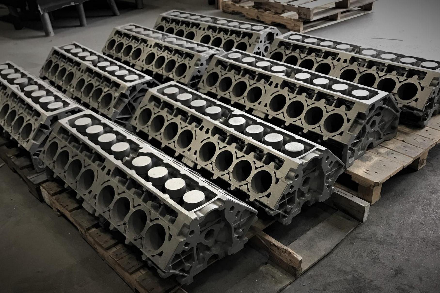 Практически всё производство на аутсорсе: блоки льют на фирме Wolverine Bronze в Детройте, собирают моторы в известном ателье Katech