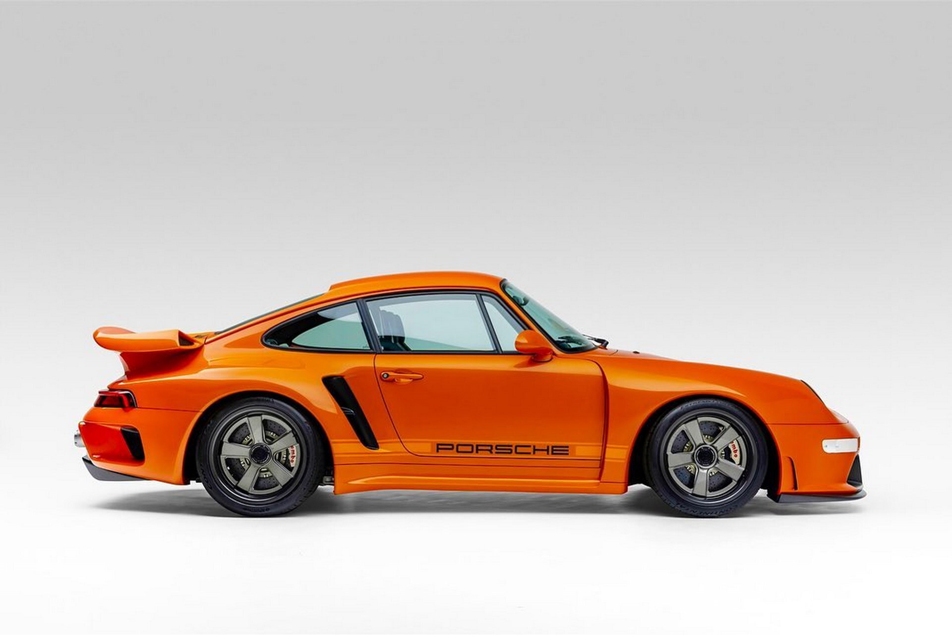 Gunther Werks показала 700-сильный карбоновый рестомод на базе Porsche