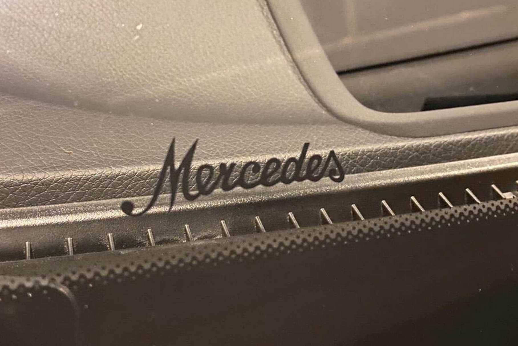 ...либо надпись «Mercedes» шрифтом начала XX века