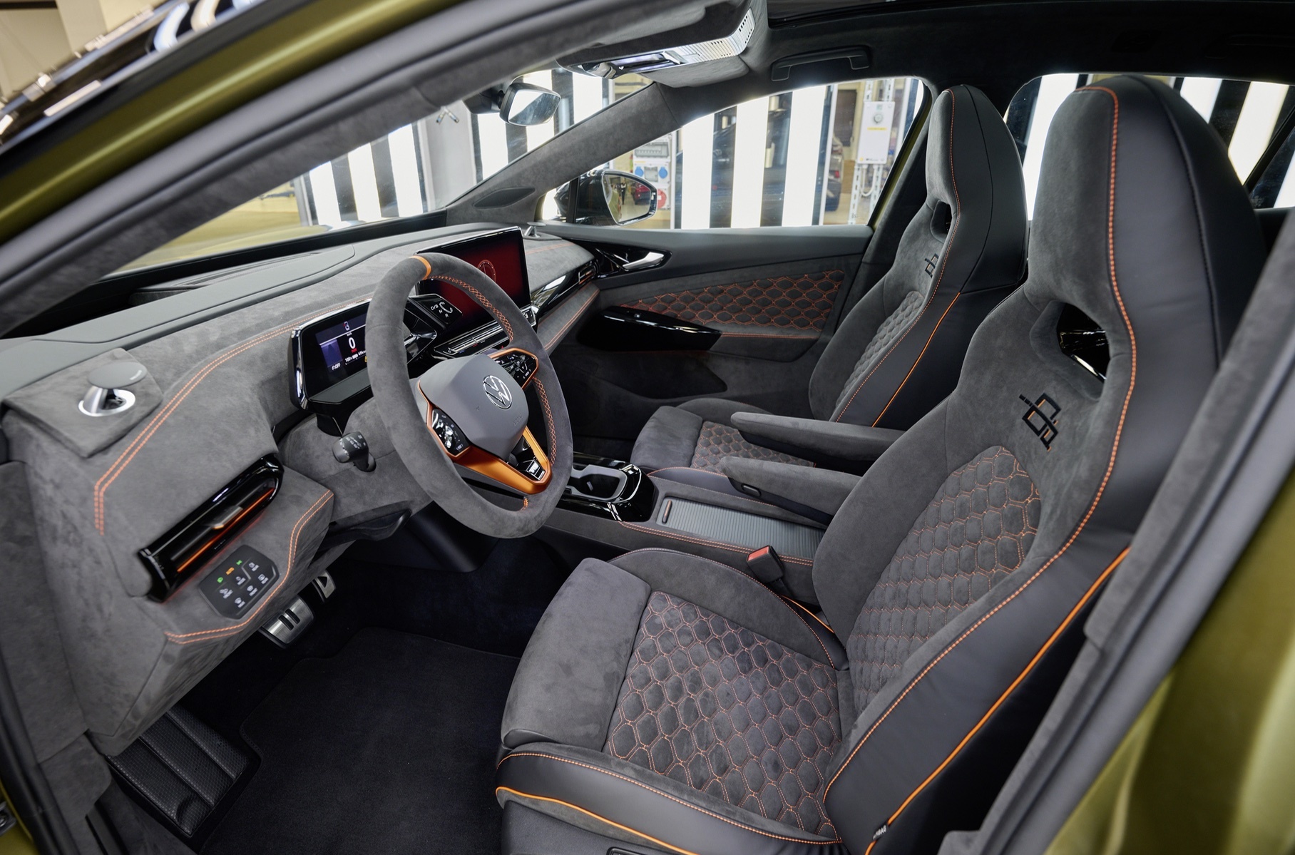 Стажеры Volkswagen покрасили кросс-купе ID.5 в цвет Lamborghini