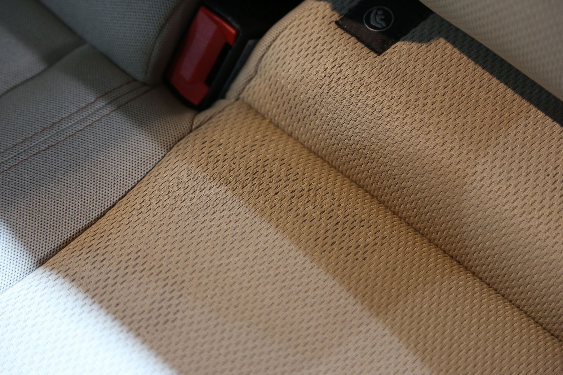 Хотя мне больше всего понравились логотипы Jeep на сиденьях... под тканевой обивкой — их можно разглядеть, когда свет определённым образом падает на кресло.