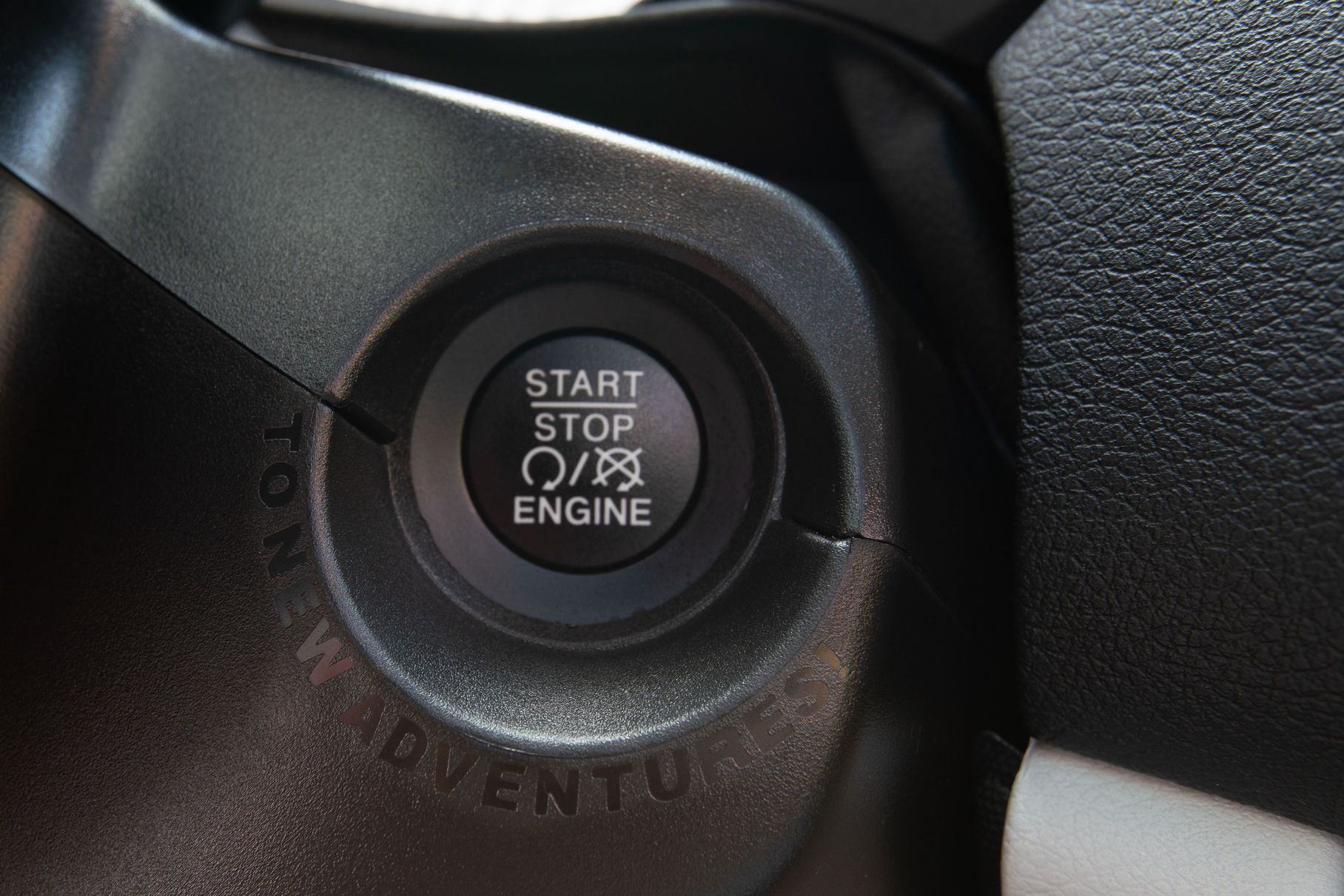 Вокруг кнопки запуска двигателя — незаметная надпись To new adventures: «К новым приключениям»