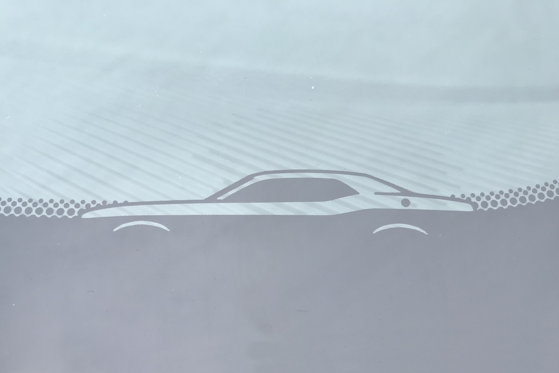 Конечно, не обошёлся Challenger без традиционной фишки — силуэта машины в уголке лобового стекла (с водительской стороны)