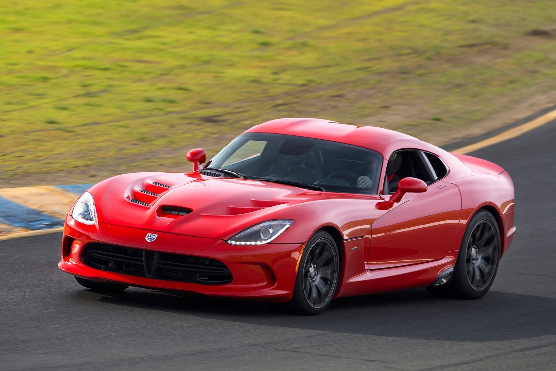 Владелец суперкара Dodge Viper обнаружит разбросанные по салону схемки гоночных треков