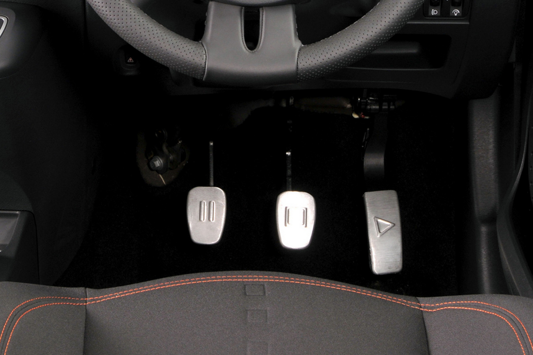 Tри педали на «горячем хэтчбеке» Twingo RS обозначены пиктограммами «Pause», «Stop» и «Play»