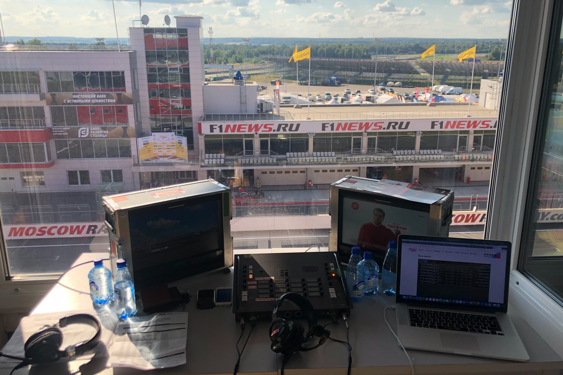 На трассе Moscow Raceway однажды работал из кабинки, расположенной на главной трибуне. Это железная будка, в которой или очень холодно, или очень жарко. Зато открывается вид на дальние повороты трассы и даже Волоколамск