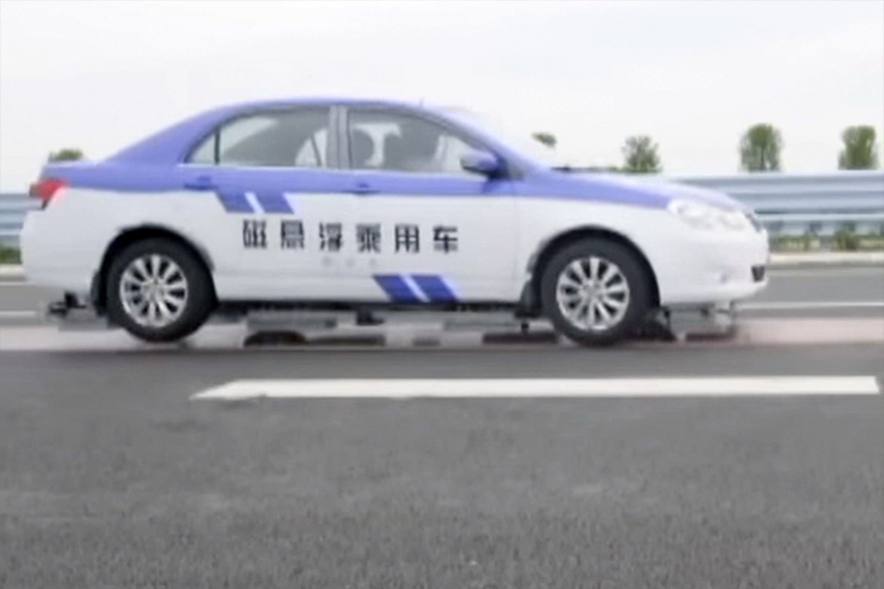 Видео: в Китае испытывают парящий над землей автомобиль