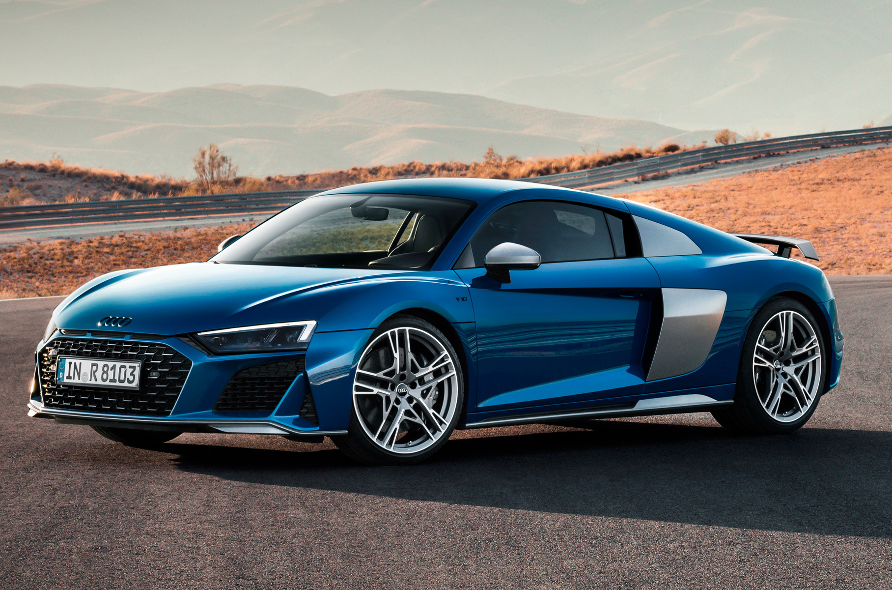 ###  В середине десятилетия немцы [заменят](https://motor.ru/news/audi-r8-ev-12-09-2022.htm) нынешний суперкар с V10 электромобилем на платформе Porsche.