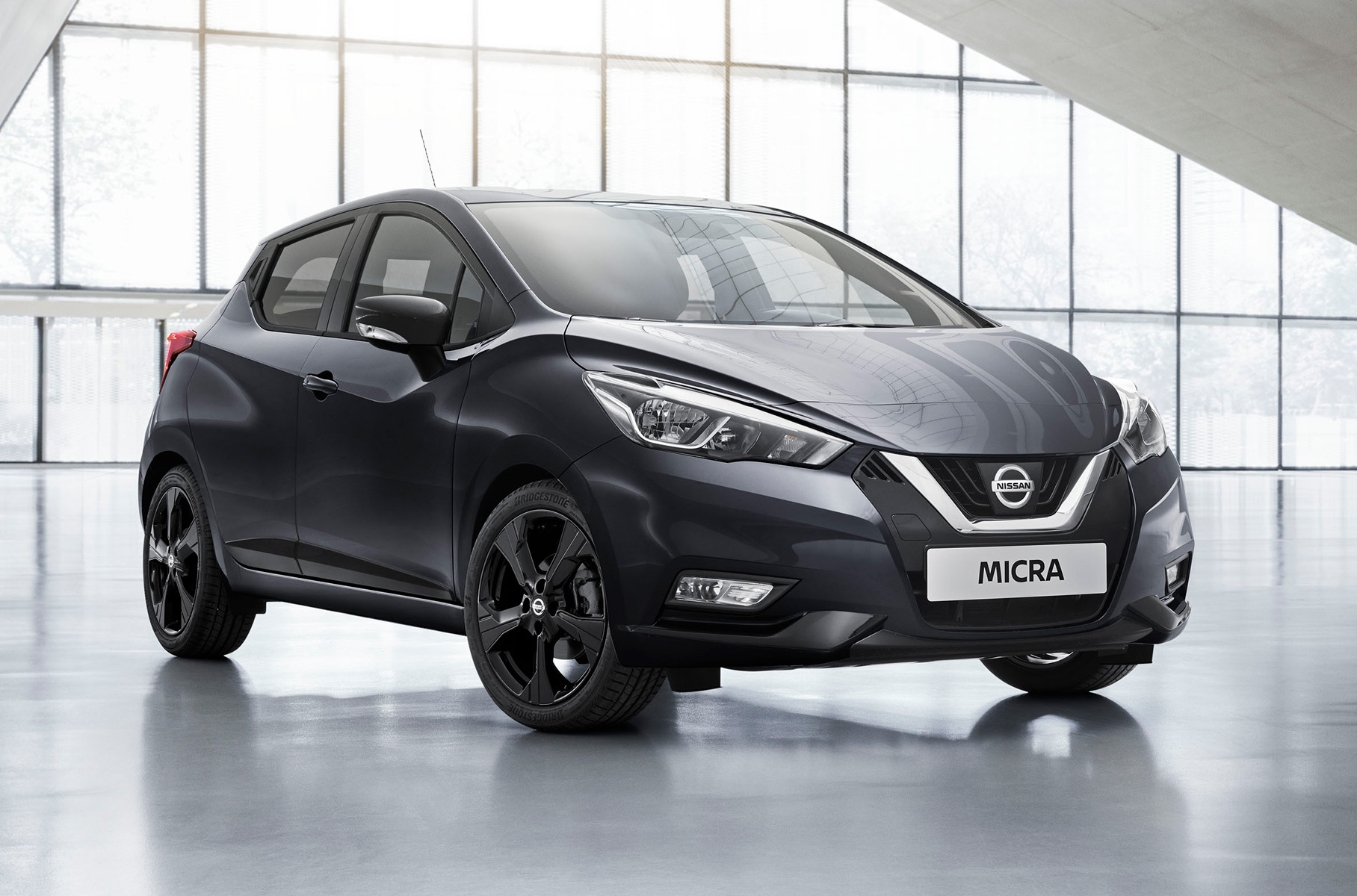 Несмотря на родство с моделями французской марки, электрокар получит особую внешность и «сохранит характер Nissan». Подробности появятся позднее.