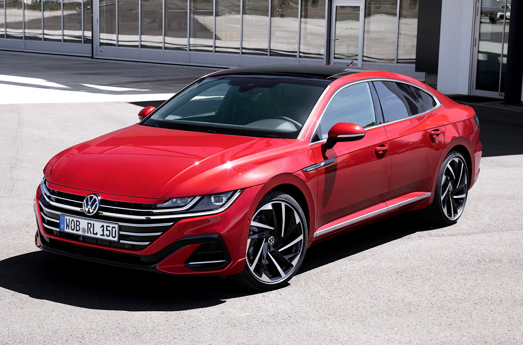 Впрочем, перед отставкой Arteon обновят: прототипы модернизированного лифтбека уже попадались фотошпионам.