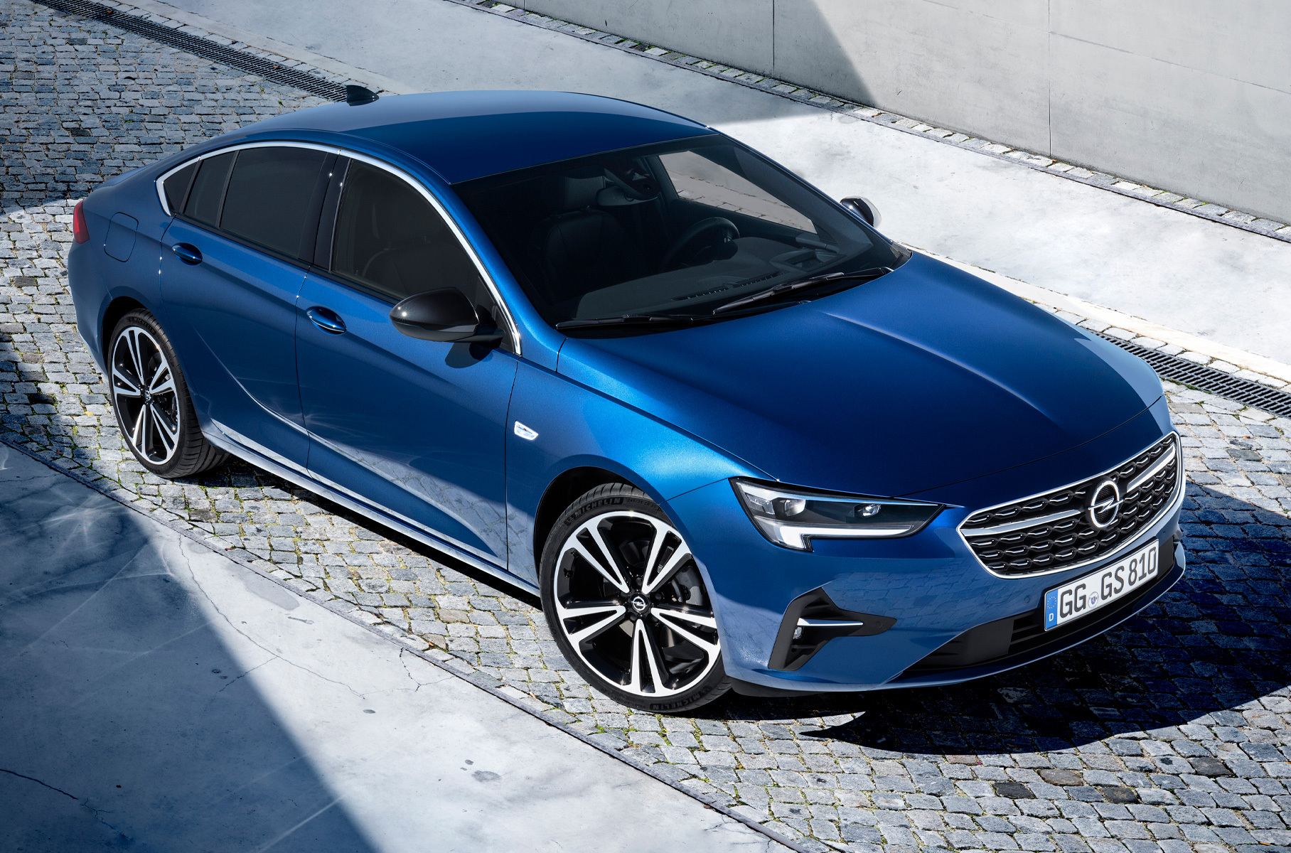 ###  Лифтбек и универсал [покинут конвейер](https://motor.ru/news/opel-insignia-18-07-2022.htm) предприятия в городе Рюссельсхайм (Германия) уже в этом году.