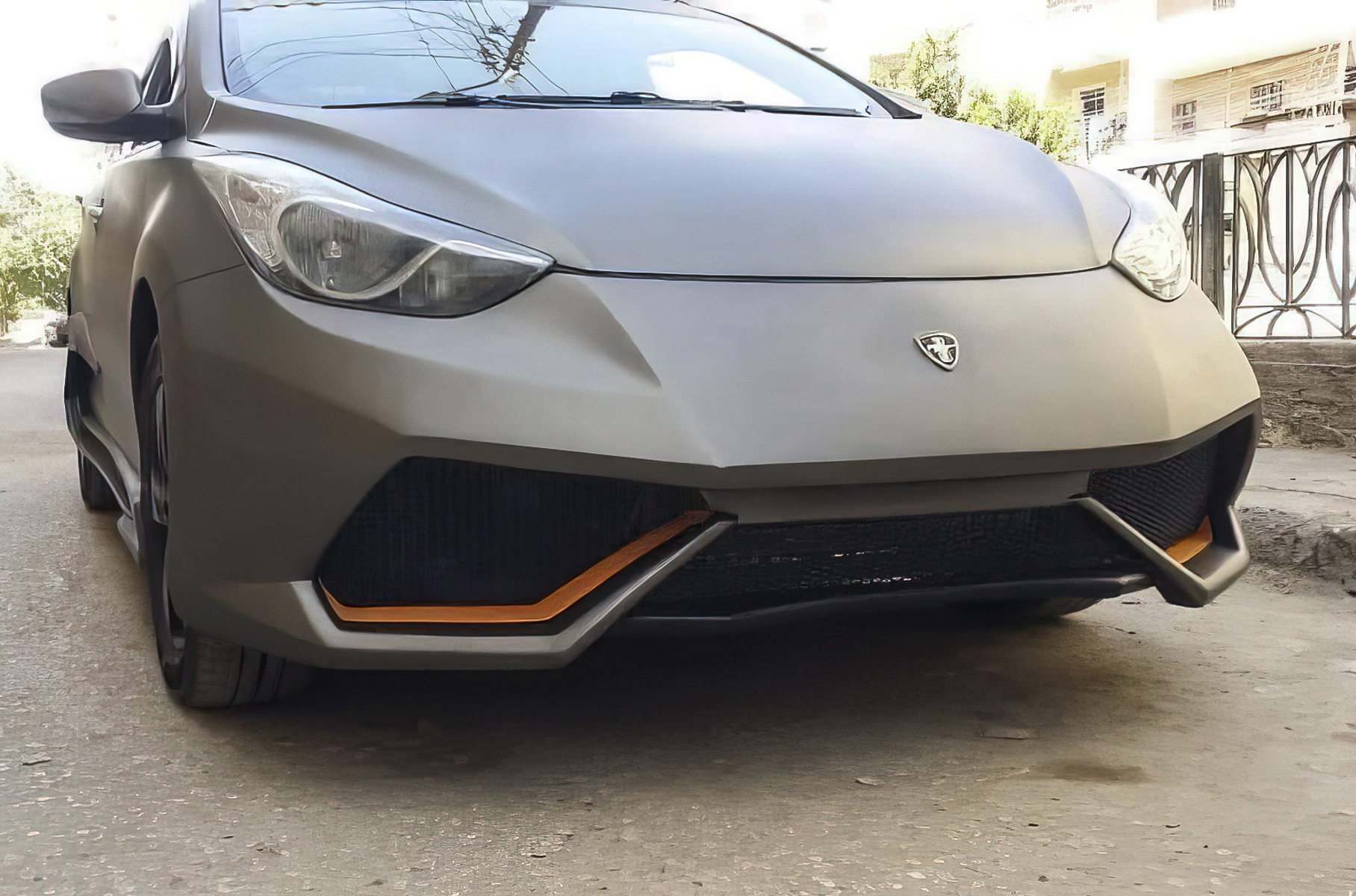 Из седана Hyundai Elantra пятого поколения [сделали](https://motor.ru/news/lambo-elantra-27-06-2022.htm) не слишком правдоподобную копию Lamborghini.