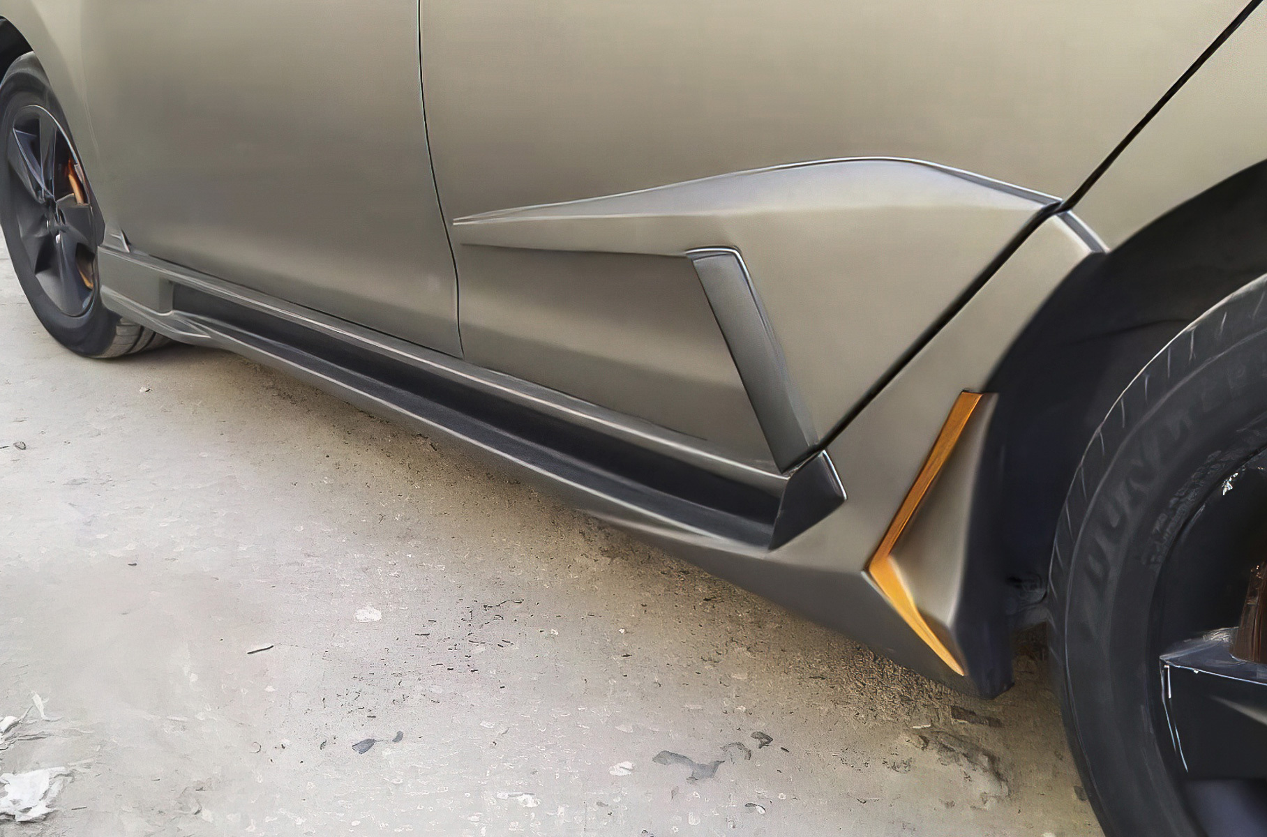 Машина с тёмно-серым матовым кузовом обрела новые бампера, логотип итальянской марки, боковые юбки, двухцветные колёса, «воздухозаборники» в задних дверях и затемнённые фонари.