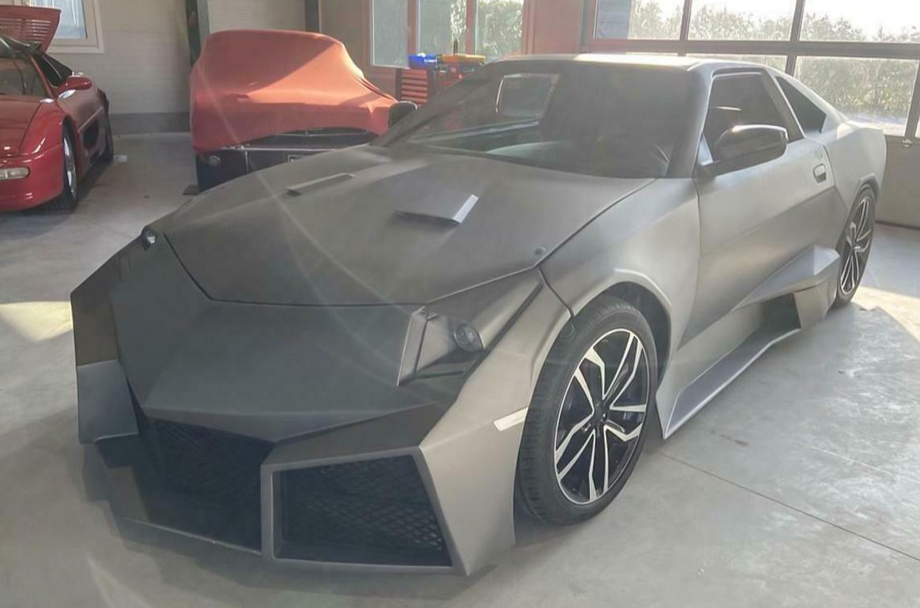 Житель Нидерландов [превратил](https://motor.ru/news/supra-lamborghini-for-sale-23-05-2022.htm) Toyota Supra 1990 года выпуска в подобие Lamborghini Reventon.