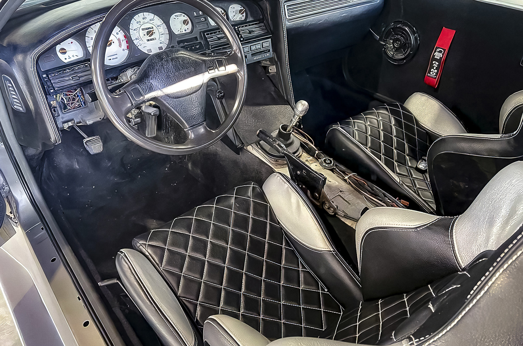 Получилось не слишком похоже: пропорции у двух моделей абсолютно разные. Интерьер и техника стандартные. Трёхлитровый 238-сильный V6 сочетается с «механикой».