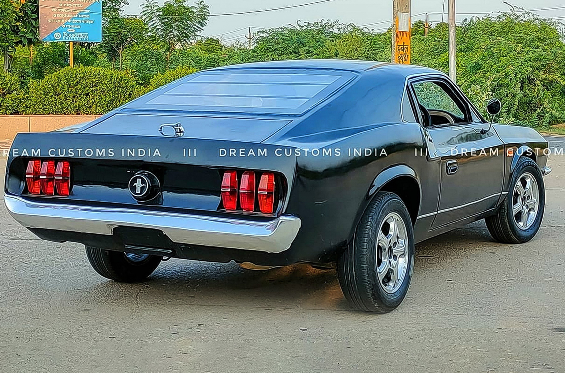 Рулевое колесо, приборка и центральная консоль стандартные, но передняя панель изменена. Работу готовы поставить на поток: переделка стоит 800 тысяч рупий без учёта стоимости исходного седана.