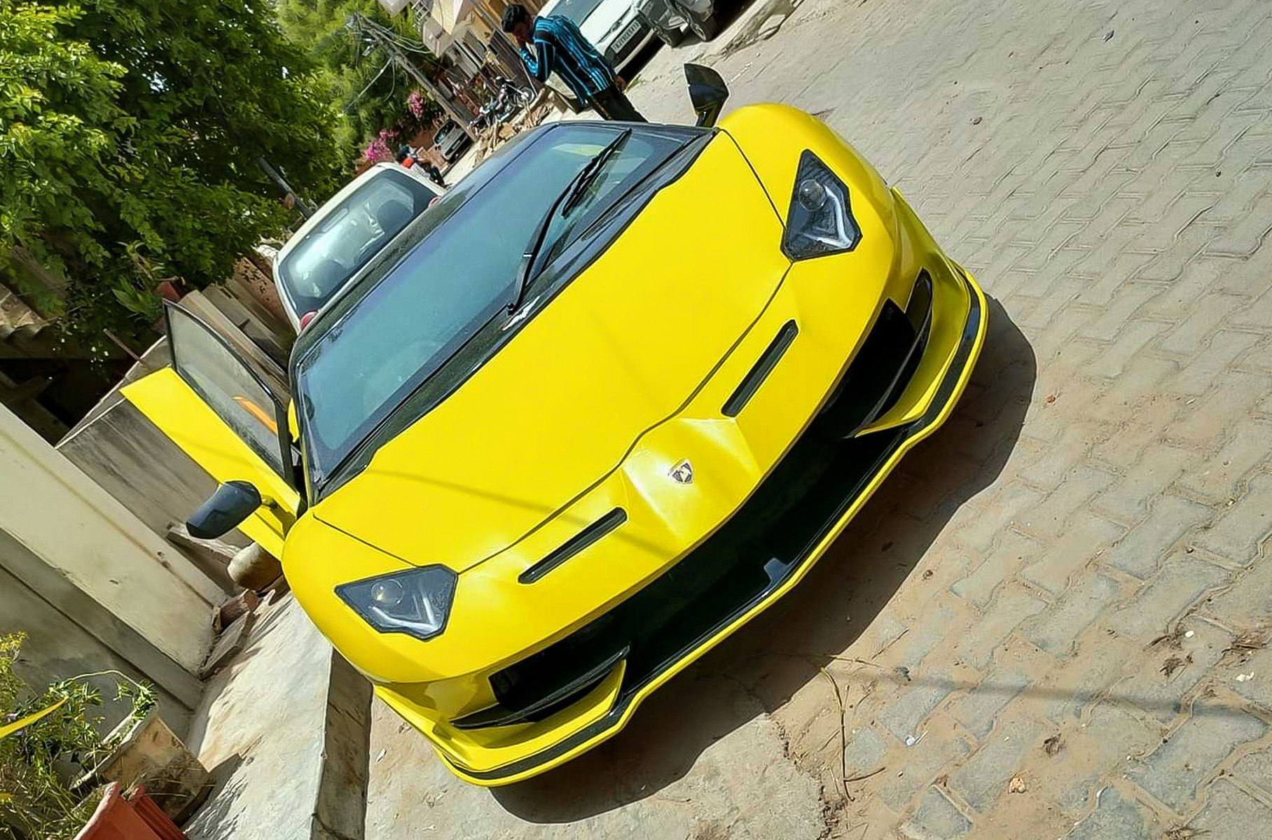 Ранее та же команда [попыталась превратить](https://motor.ru/news/almostlambo-13-07-2021.htm) старенький Honda Civic в Lamborghini Aventador SVJ.