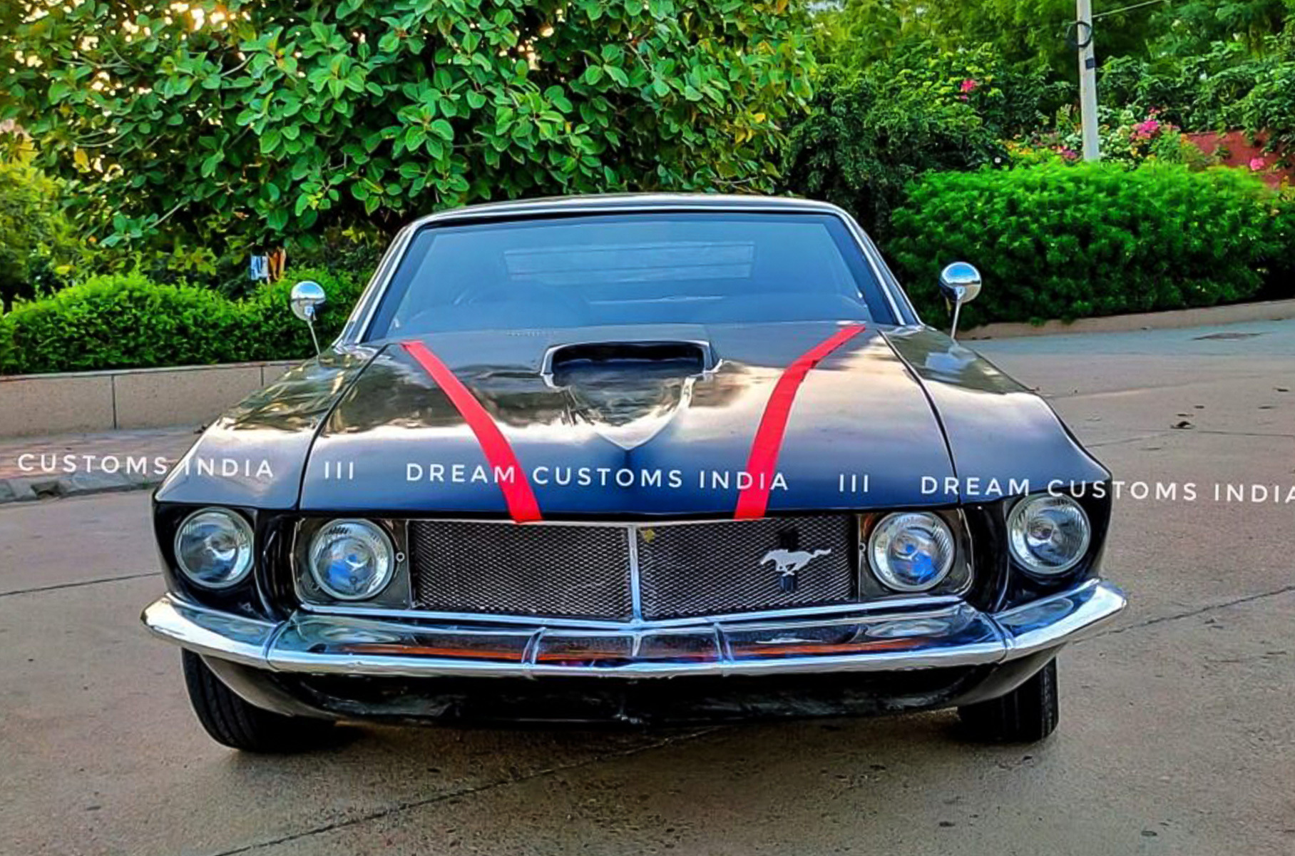 Hyundai Accent второго поколения, выпущенный в 2009 году, [сделали похожим](https://motor.ru/news/accent-to-mustang-view-18-07-2021.htm) на Ford Mustang образца 1969-го.