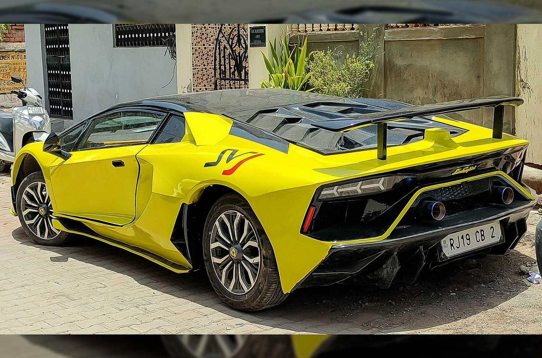 В салоне установлены новые руль, передняя панель и центральная консоль. От исходника остались разве что приборы.