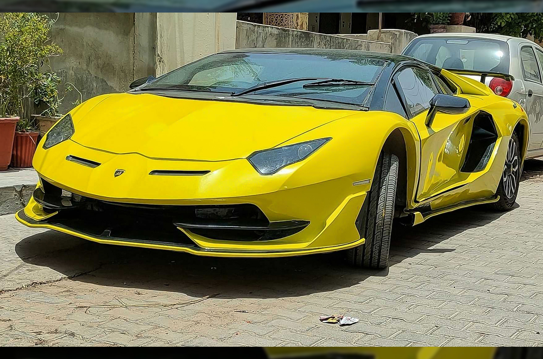 Работа заняла 25 дней. Машина получила новые кузов и интерьер. Элементы облика сделаны с нуля, а сзади появился диффузор с имитацией «огненного» выхлопа.