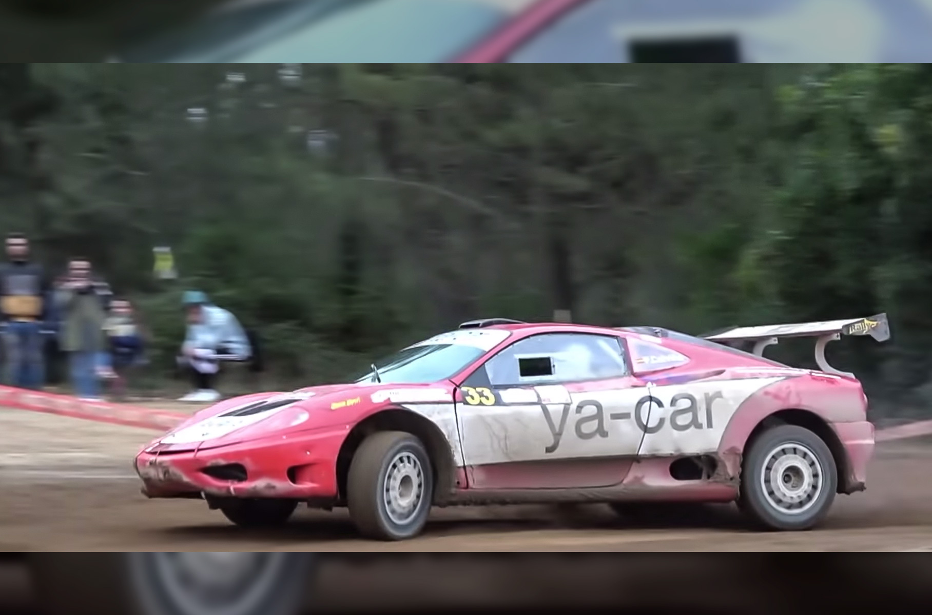 Привод полный, а у подвески внушительные ходы. Кузов взят у Ferrari 360 Modena, но заднее антикрыло другое, а стёкла особые.