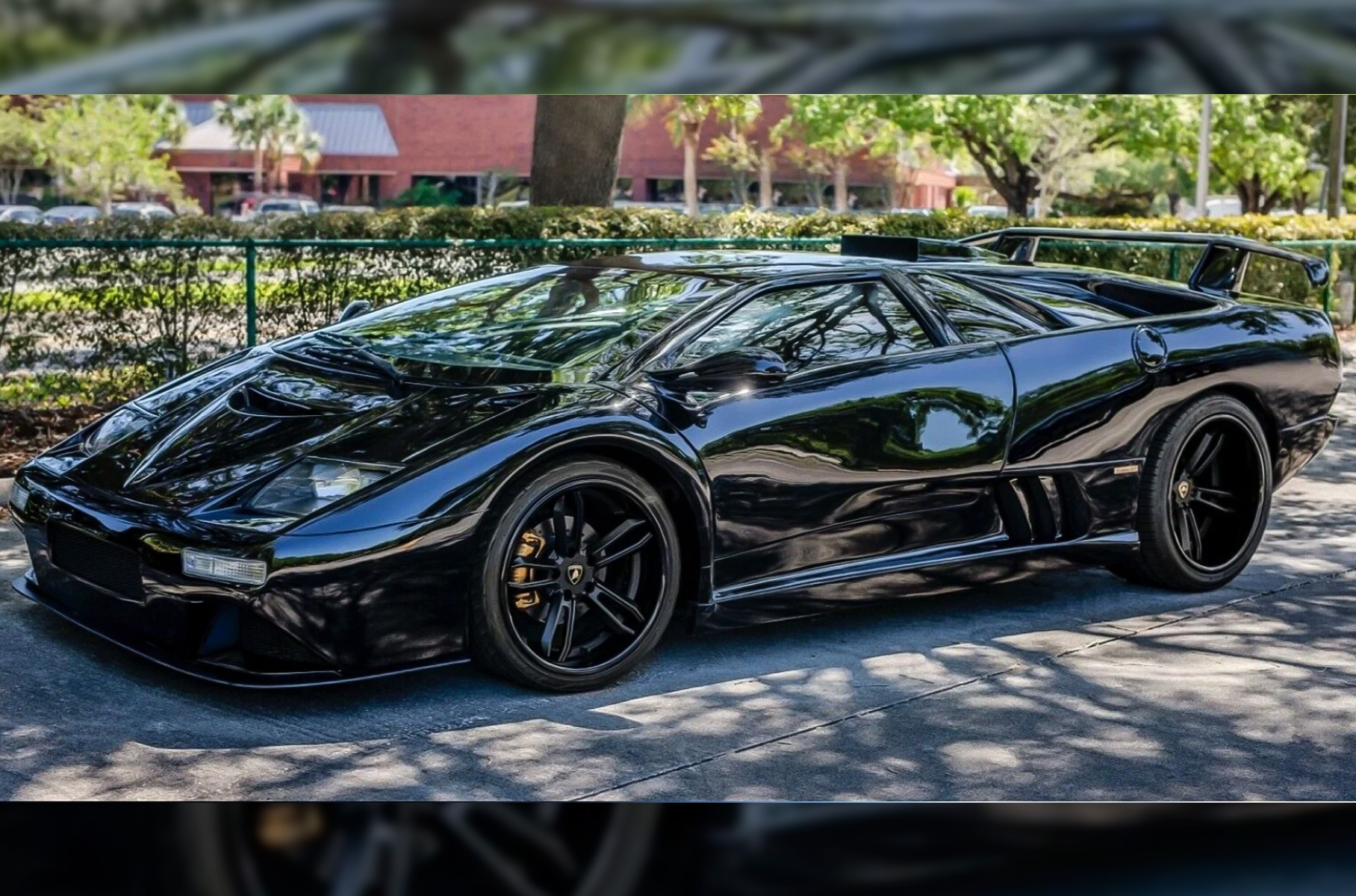 Acura NSX [превратили](https://motor.ru/news/nsx-diablo-24-04-2022.htm) в искусную копию Lamborghini Diablo GT.