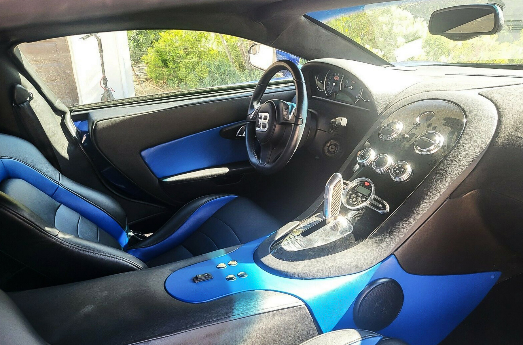 Весной автомобиль под названием Veywrong оценили в 150 тысяч долларов: это намного дешевле оригинального Veyron, но очень дорого для самоделки.