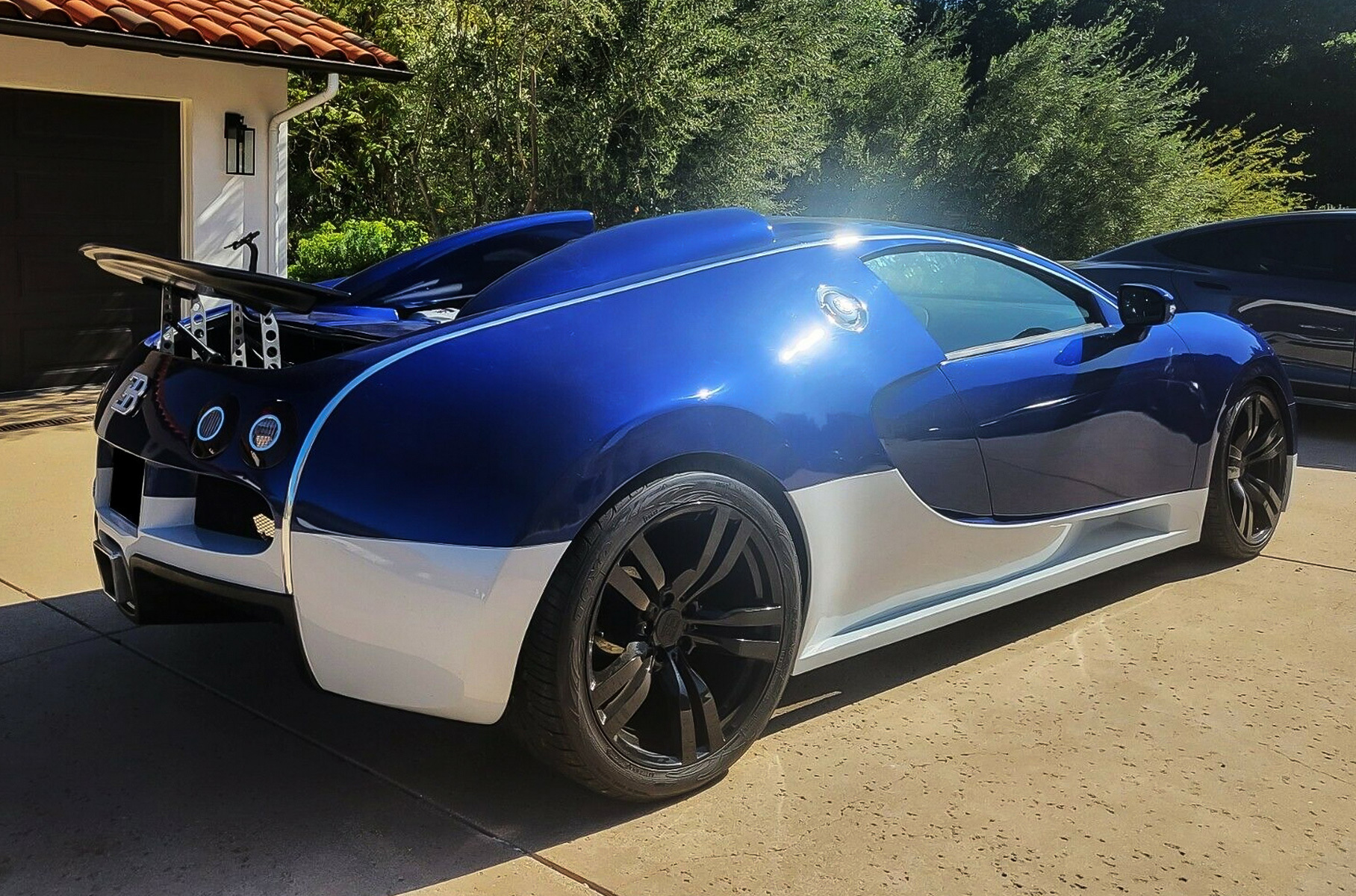 При этом даже легендарный двигатель LS1 V8 не ровня мотору W16 с четырьмя турбинами, установленному на французском гиперкаре.