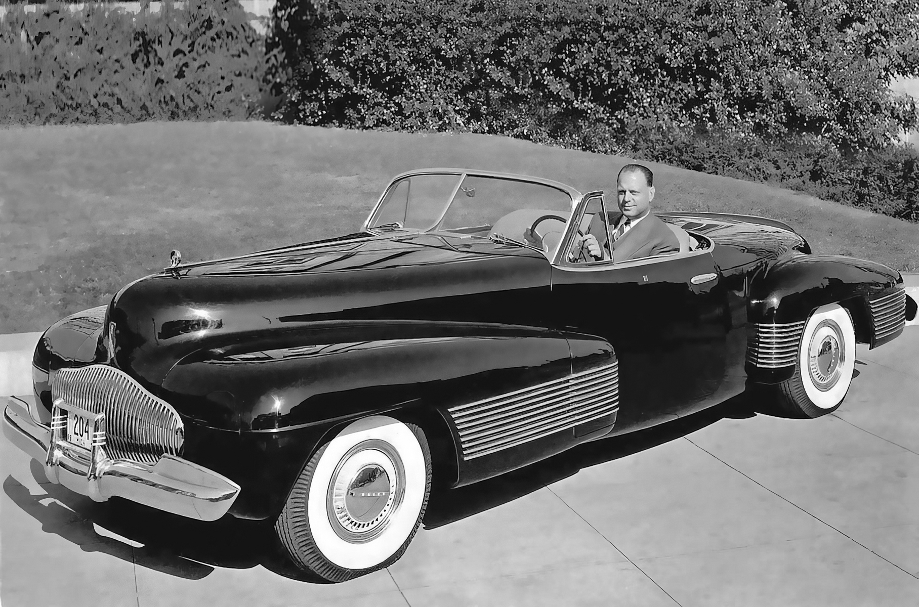 Харли Эрл за рулем представленного в 1939 году Buick Y-Job, который считается первым в истории концепт-каром