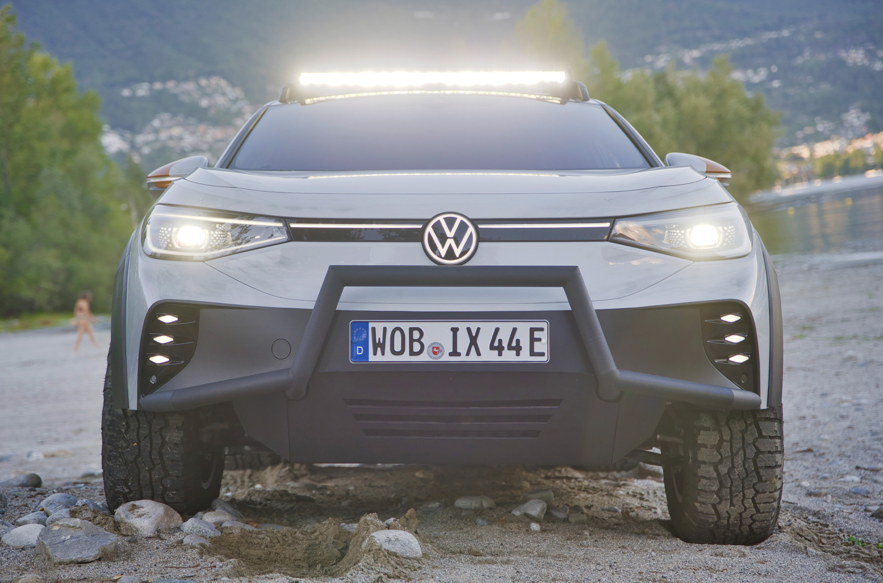 ###  Особому электрокару под названием ID.Xtreme [достались](https://motor.ru/news/vw-id-xtreme-09-09-2022.htm) раллийная ходовая часть, внушительный дорожный просвет, алюминиевая защита днища и силовая дуга спереди.