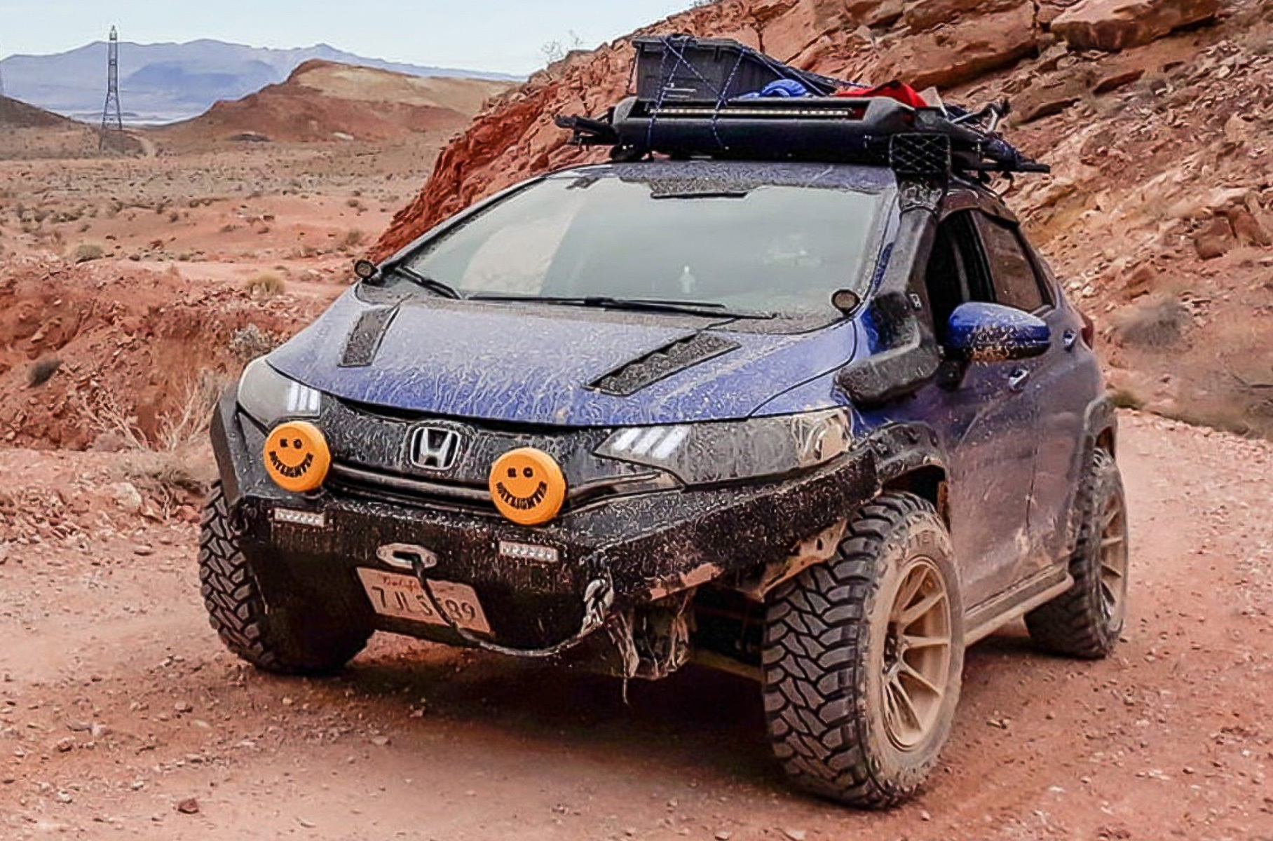 ###  Компактный хэтчбек [отправили](https://motor.ru/news/hondafitoffroad-13-07-2020.htm) на покорение заброшенной шахты в Манзанаре (Калифорния, США).