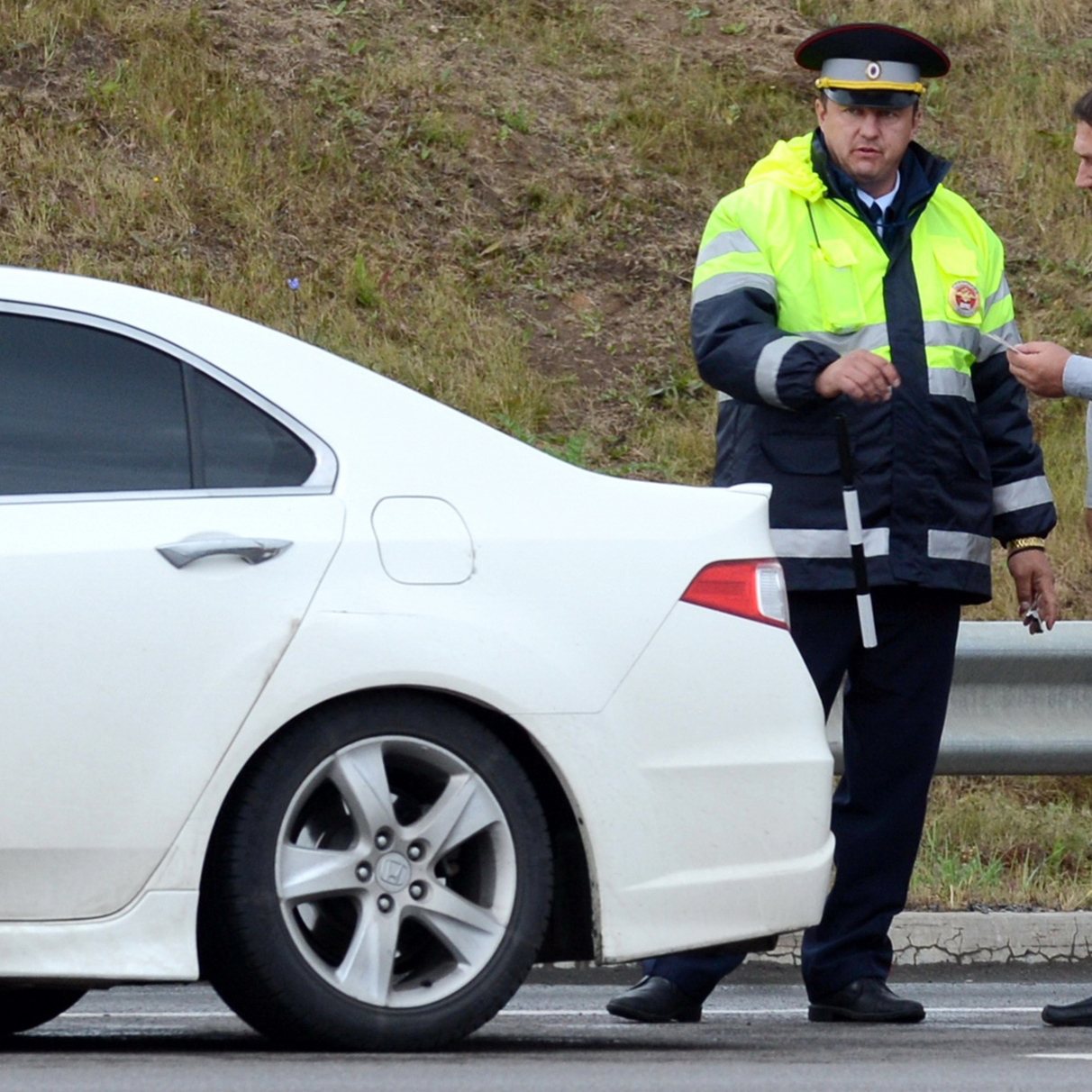 Могут ли сотрудники ГИБДД вручать повестки: ответ юристов — Motor