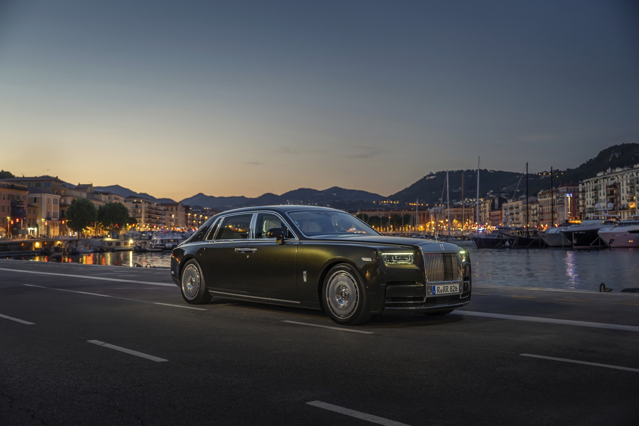 Rolls-Royce отзывает новый Phantom из-за проблем с фарами