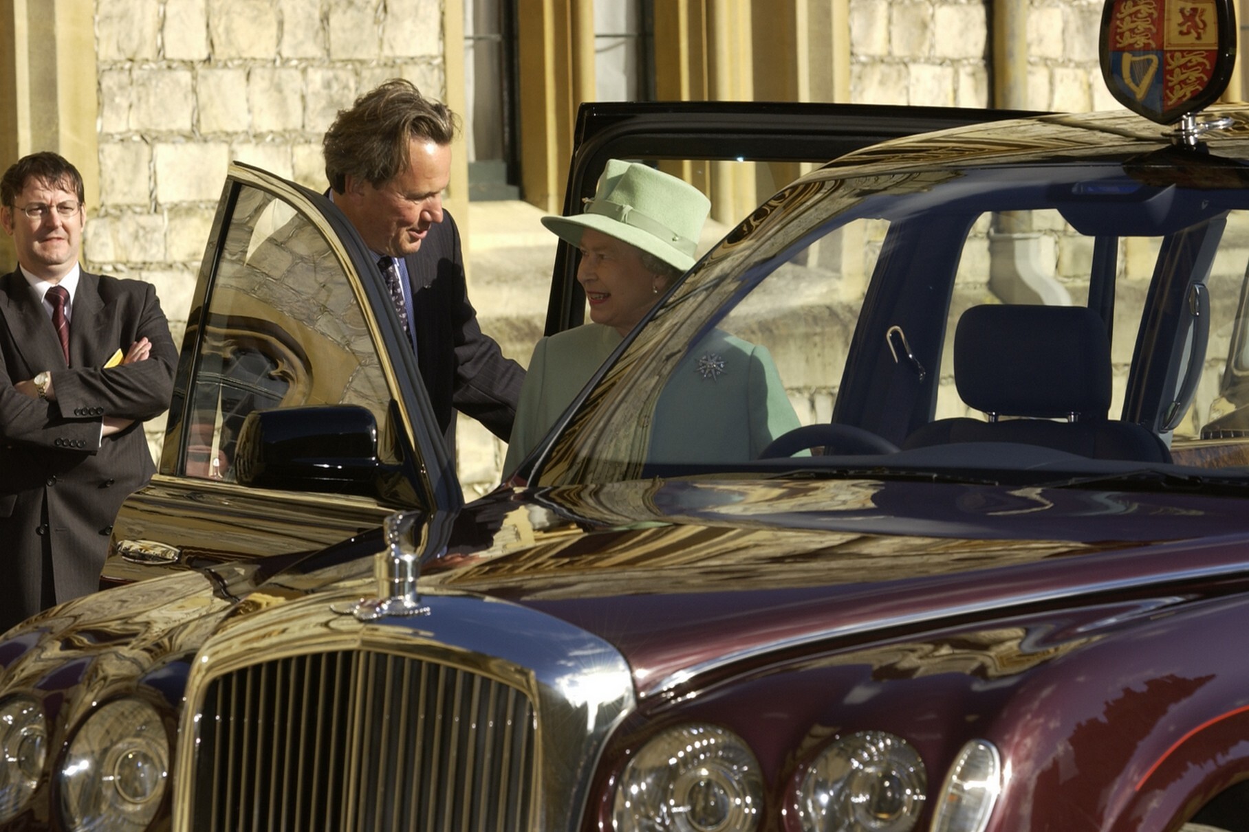 Машина королева. Bentley State Limousine Елизаветы II. Bentley State Limousine королевы Великобритании. Королева Великобритании Елизавета 2 на лимузине. Бентли для королевы.