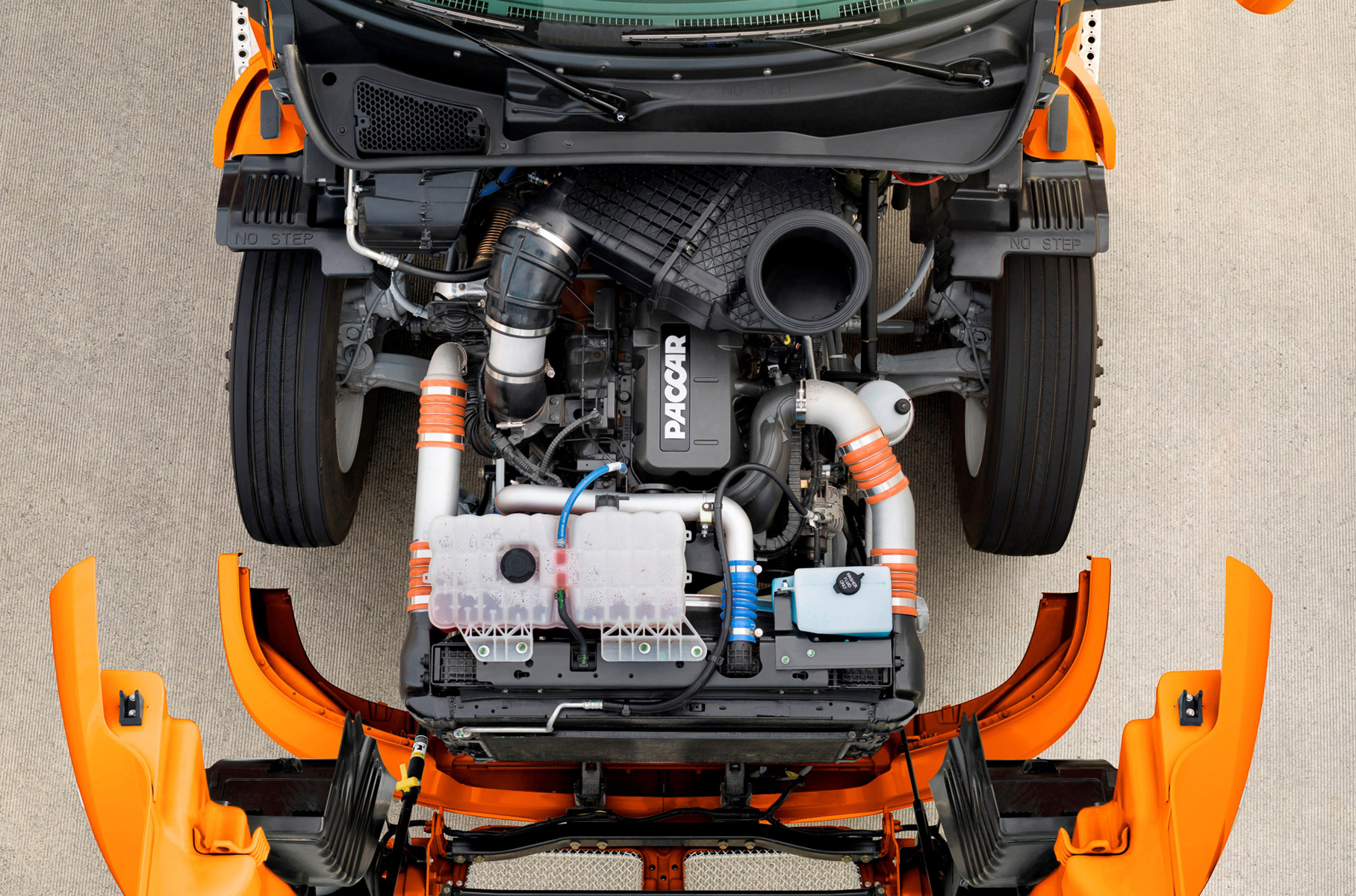 В линейке двигателей (разумеется, рядных турбодизельных «шестерок») тоже многообразие. PACCAR MX-13 объемом 12,9 литров развивает 411–517 л.с. Говорите, это меньше, чем у чипованной BMW M5? Тогда оцените крутящий момент — 2102–2508 Нм. У младшего 10,8-литрового MX-11 отдача поскромнее, хотя и не намного.