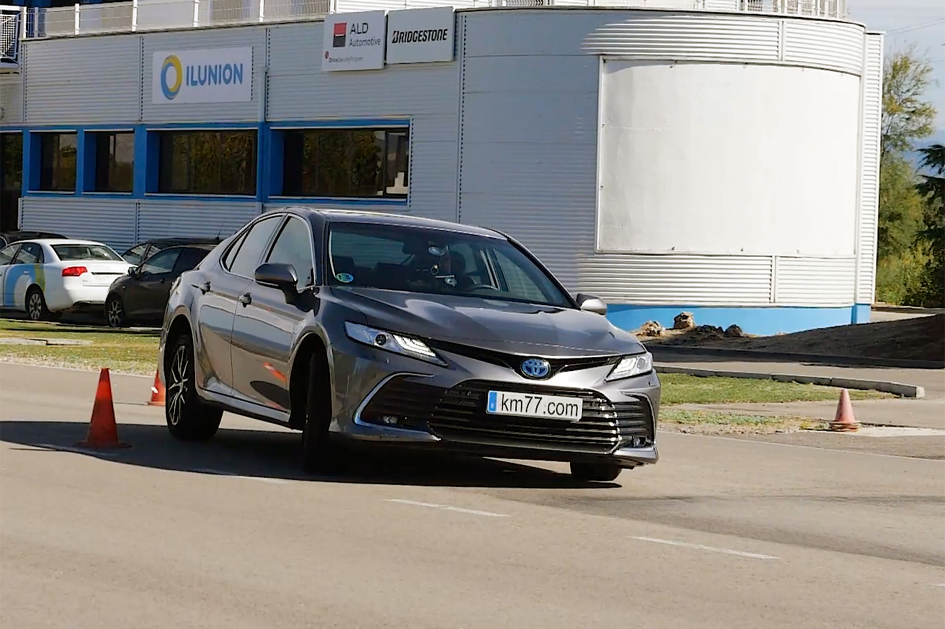 Видео: гибридную Toyota Camry испытали «лосиным тестом» — Motor