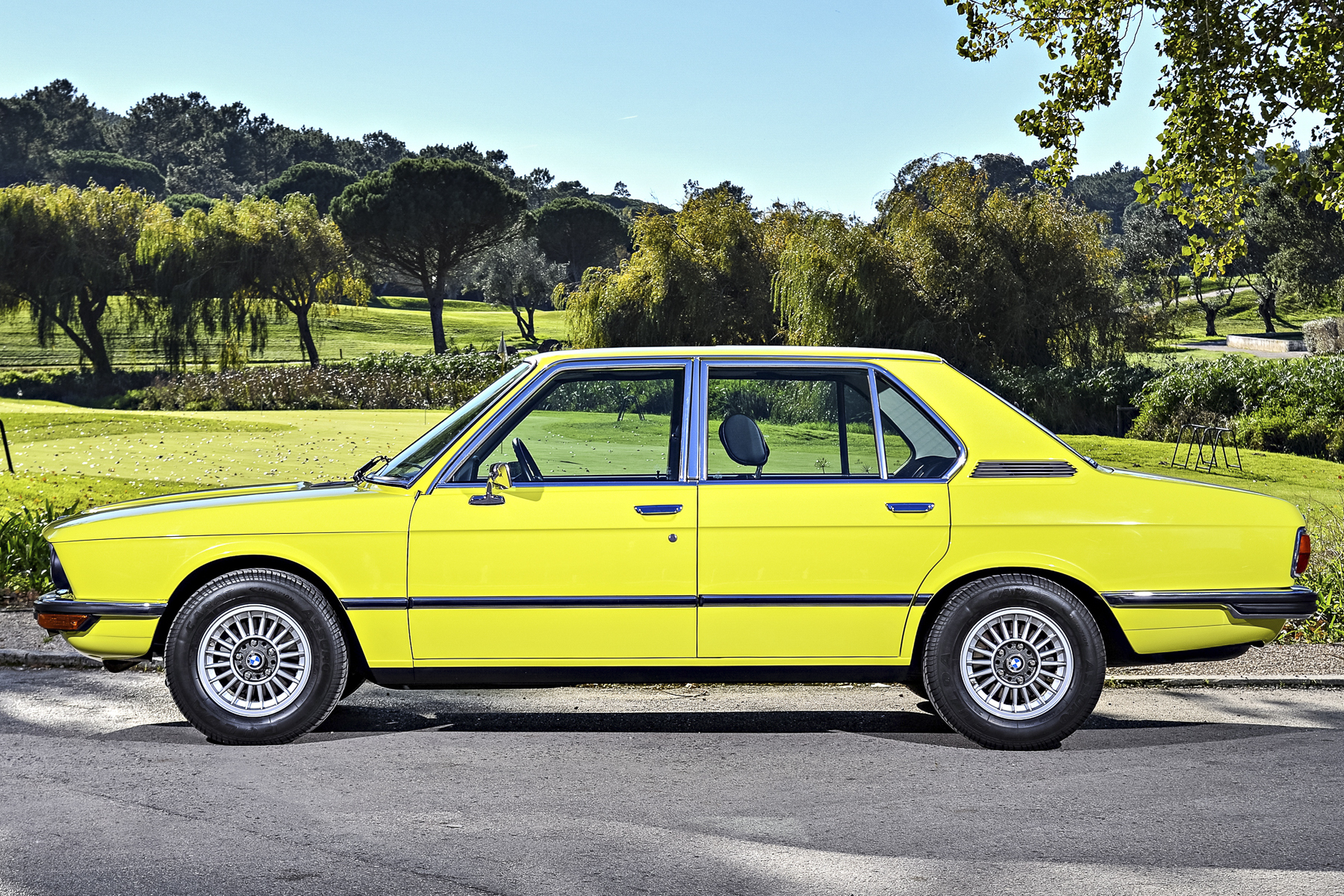 BMW 5 Series (E12, 1972–1981 г.в.) Длина/ширина/высота: 4620 мм/1690 мм/1425 мм
