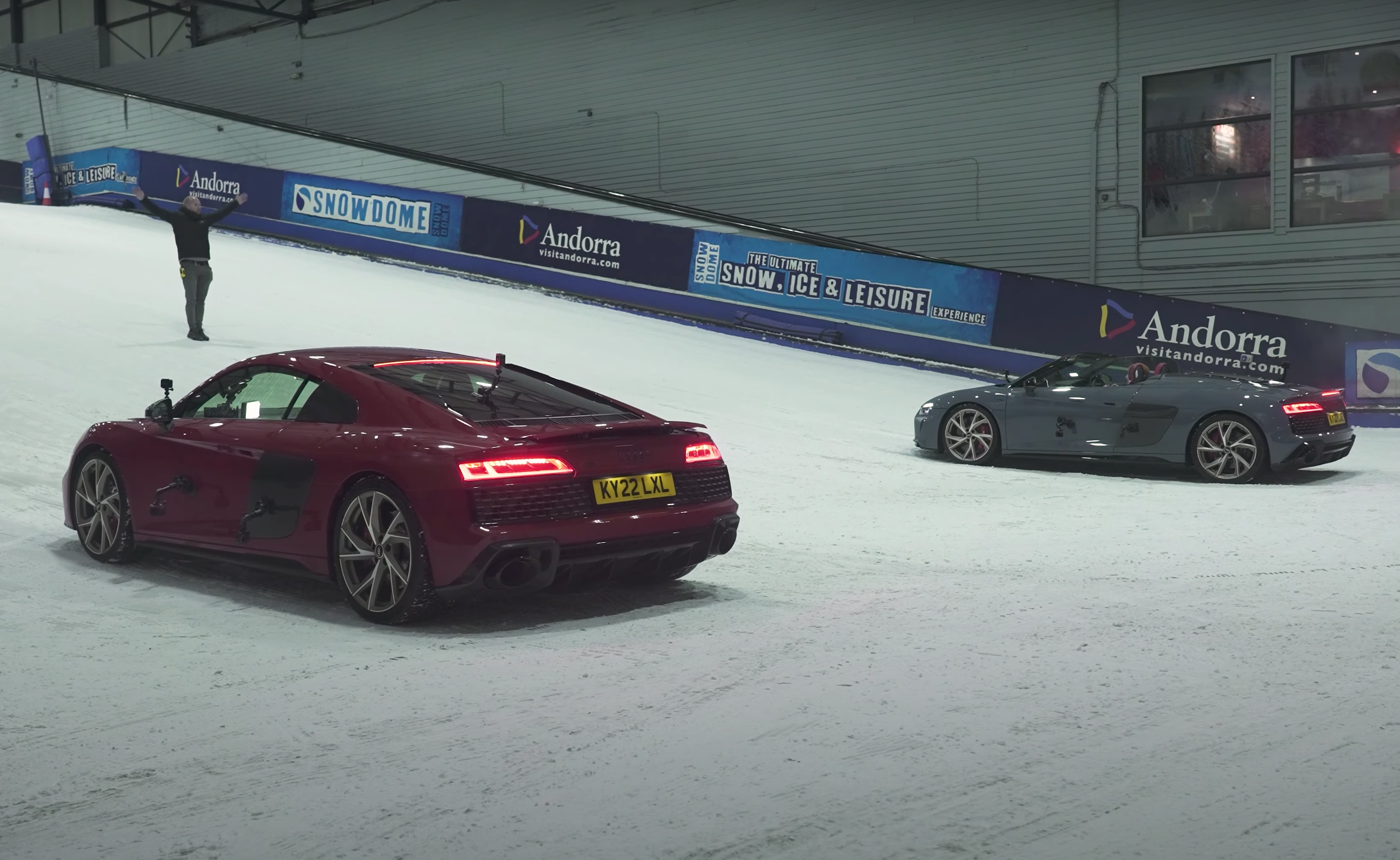 Задний vs полный: две Audi R8 сравнили на снегу