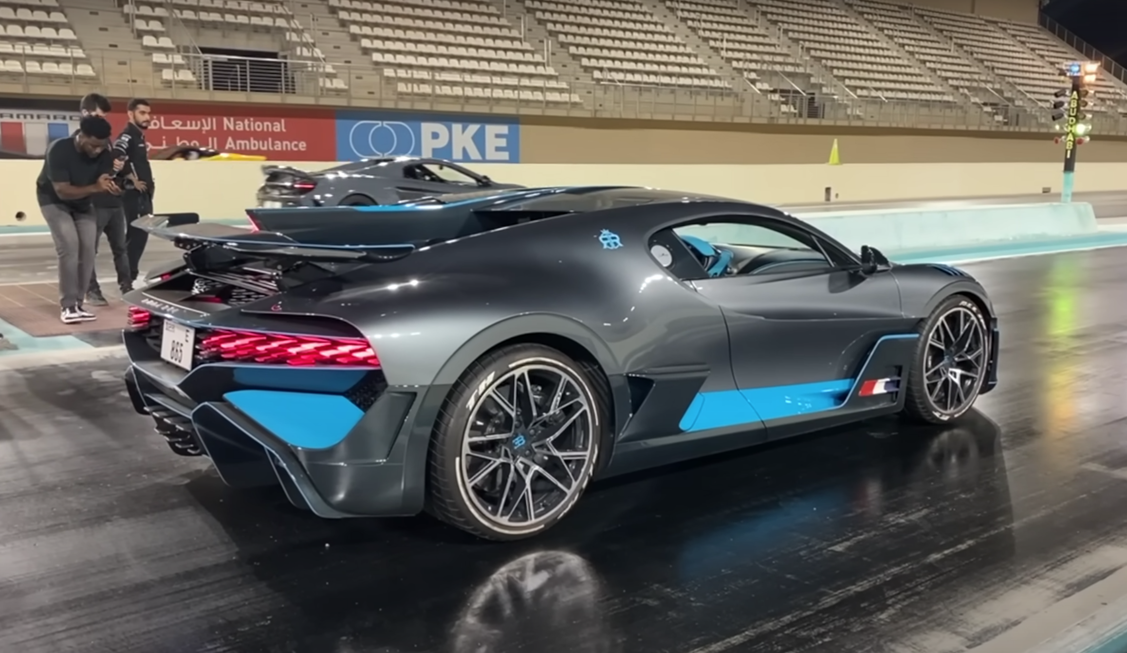 Bugatti Divo и Tesla Model S Plaid сравнили в гонке по прямой
