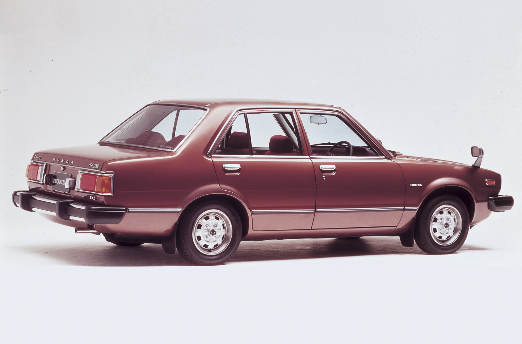 Honda Accord (1976–1981 г.в.) Длина/ширина/высота (седан): 4450 мм/1620 мм/1360 мм