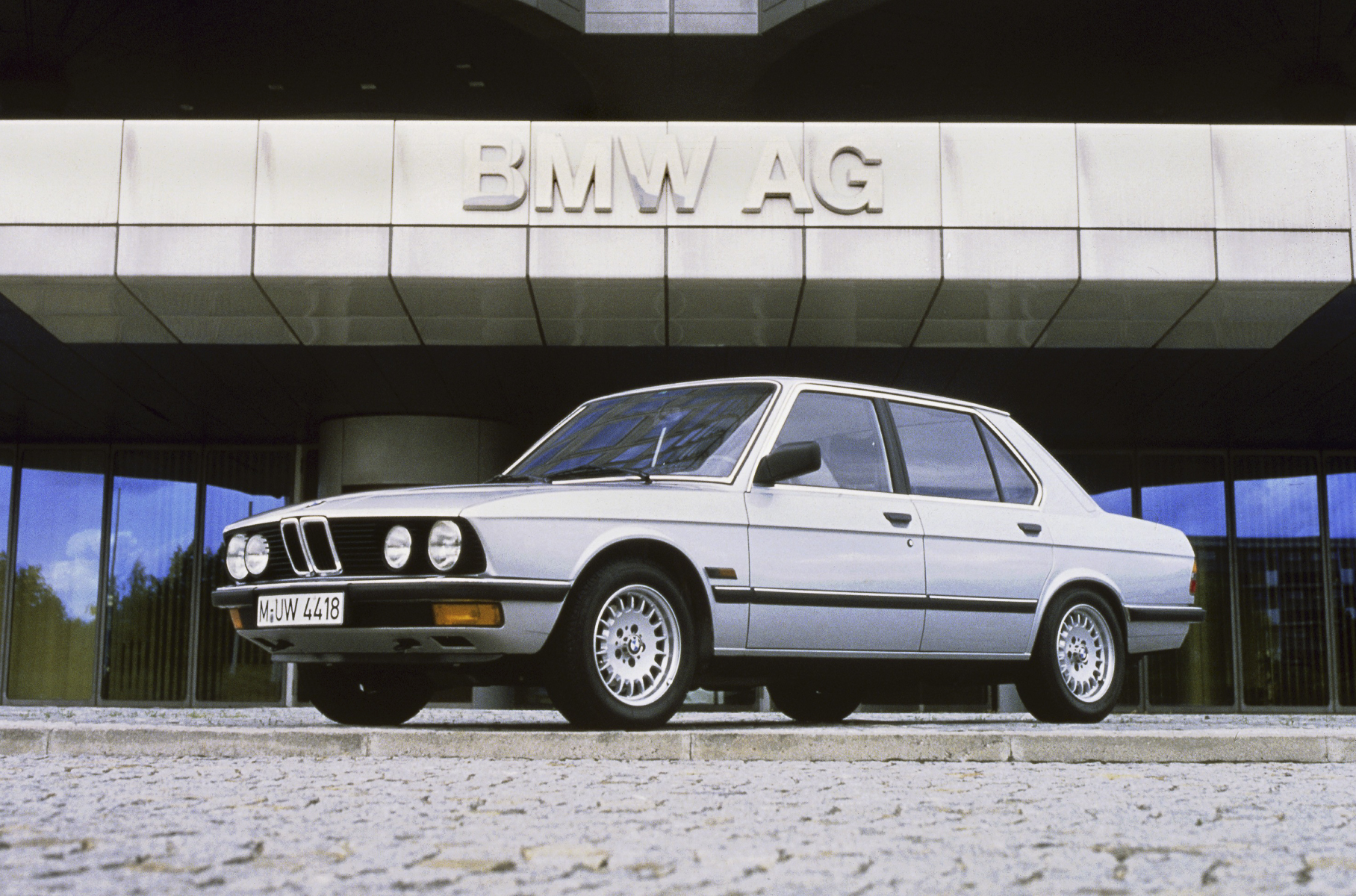BMW 5 Series (E28, 1981–1988 г.в.) Длина/ширина/высота: 4620 мм/1700 мм/1415 мм