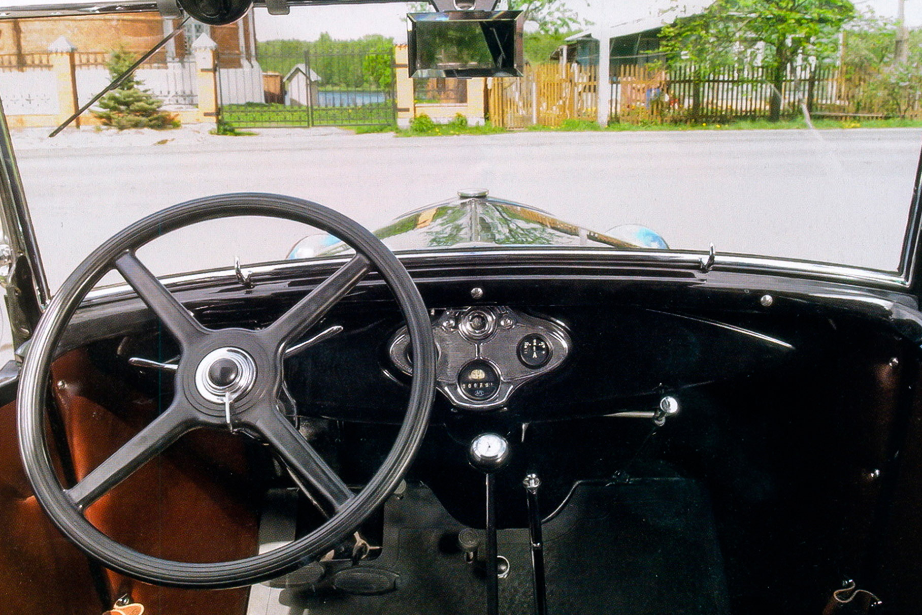 Передняя панель ГАЗ-А, унифицированного с Ford Model A. Аскетично, но уже понятно и сегодняшним водителям