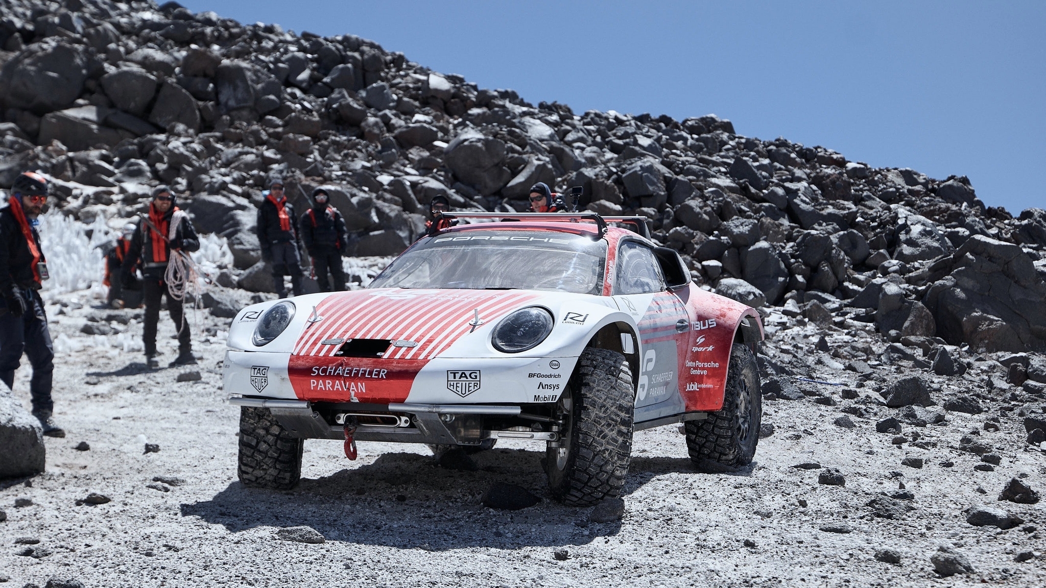 Porsche построила внедорожный 911 для покорения вулкана