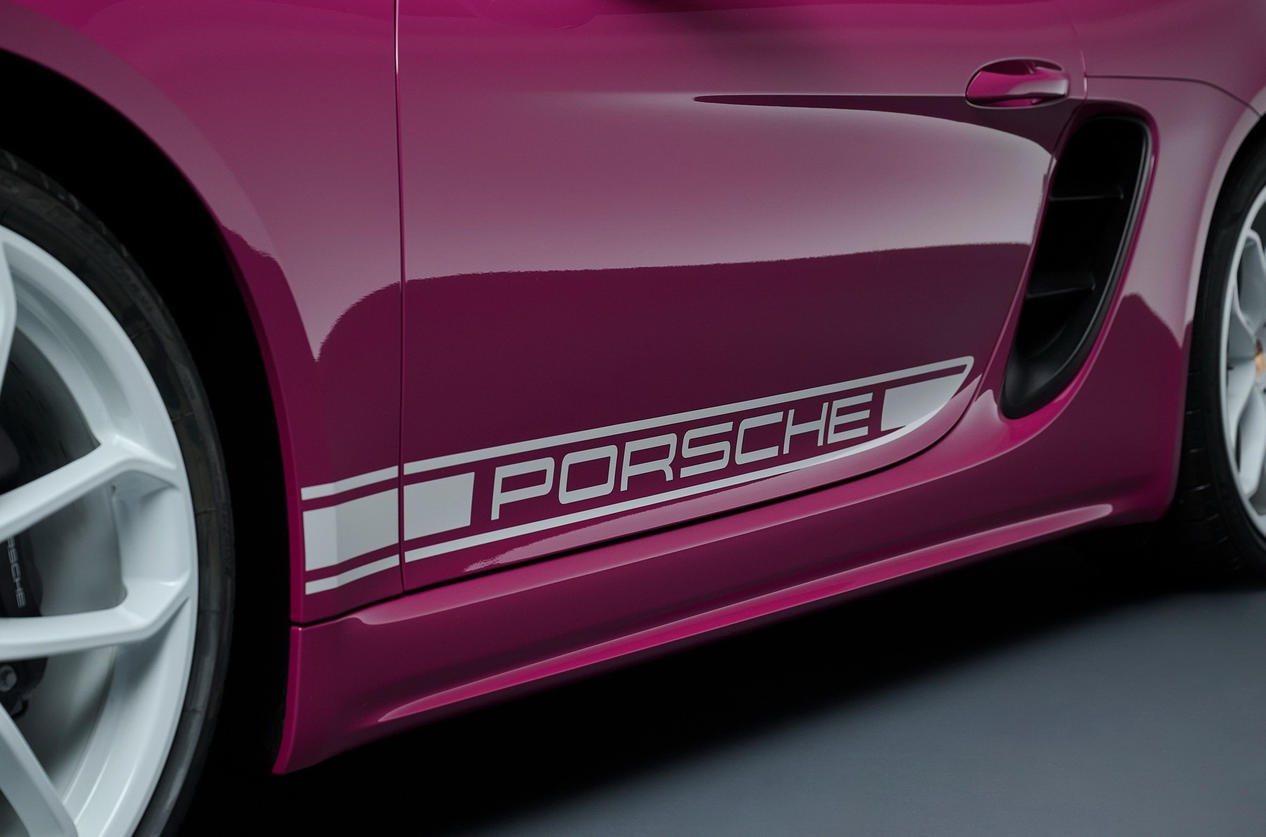 Спецверсия Porsche 718 отличилась цветом из палитры 30-летней давности