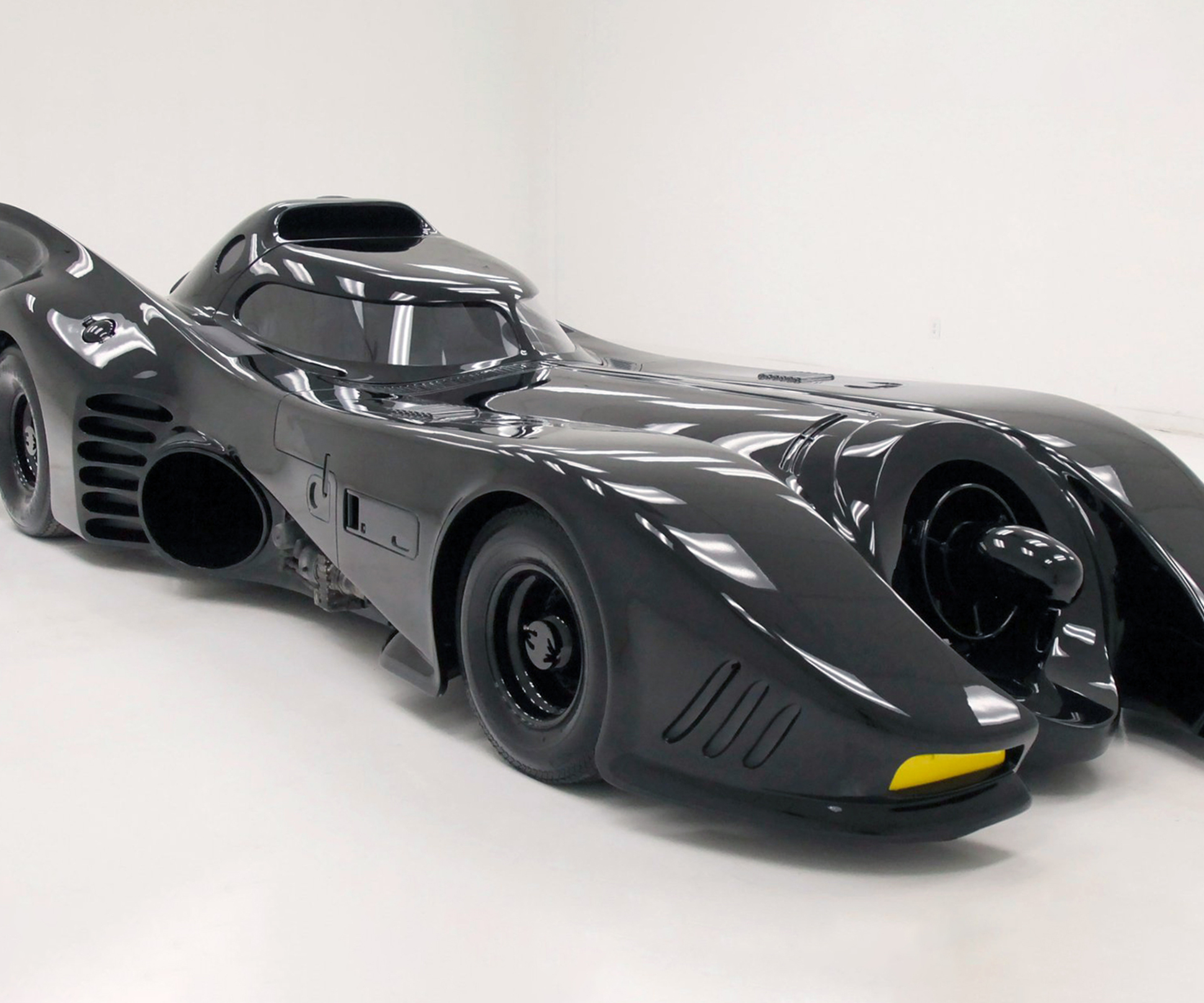Сколько стоит машина супергероя? В Москве продают автомобиль Бэтмена