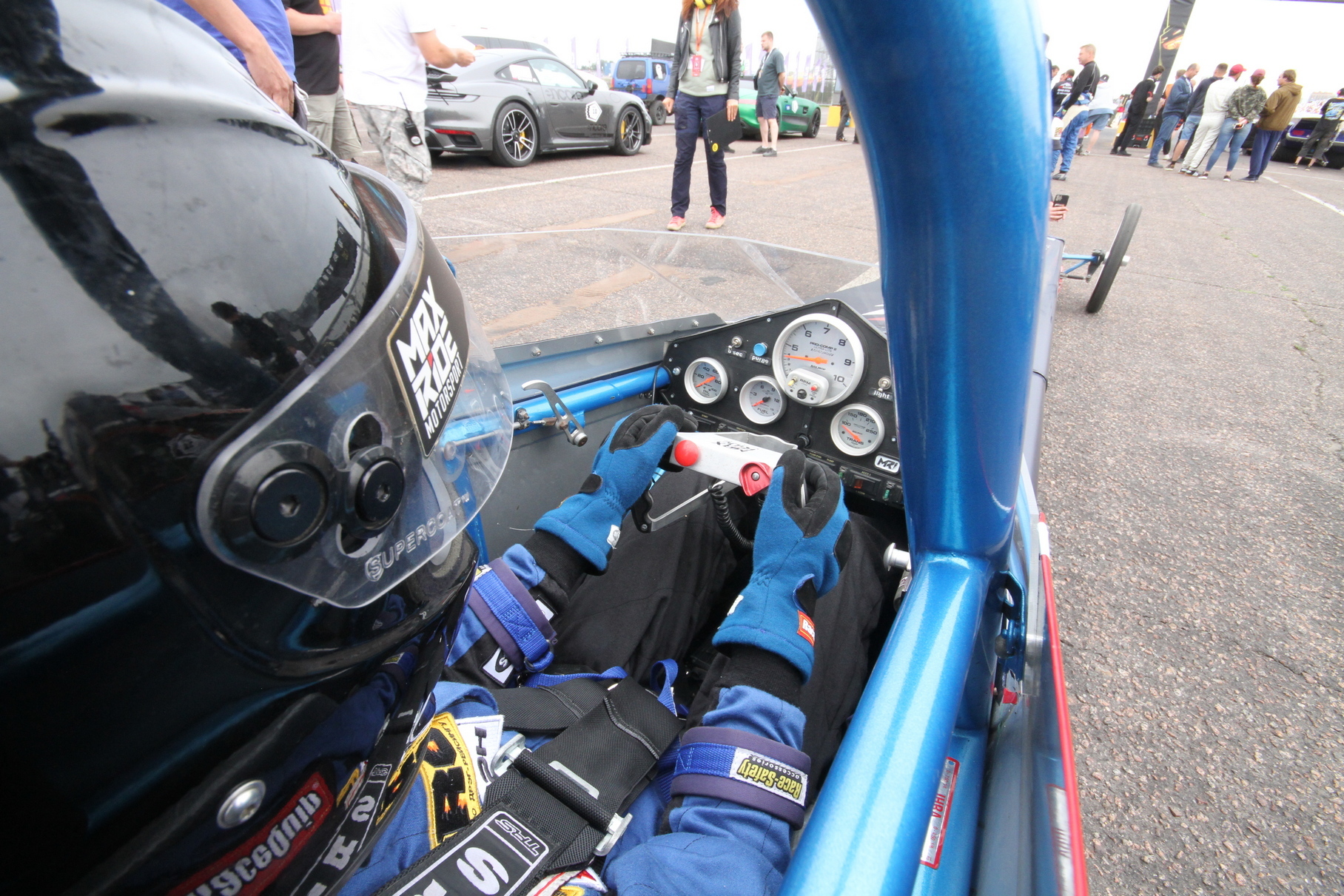 Вот так видит окружающую действительнось из кокпита своего дрэгстера шеф новосибирской команды MaxRide Motorsport Максим Кривобоков. Руль — традиционная для таких машин «бабочка».