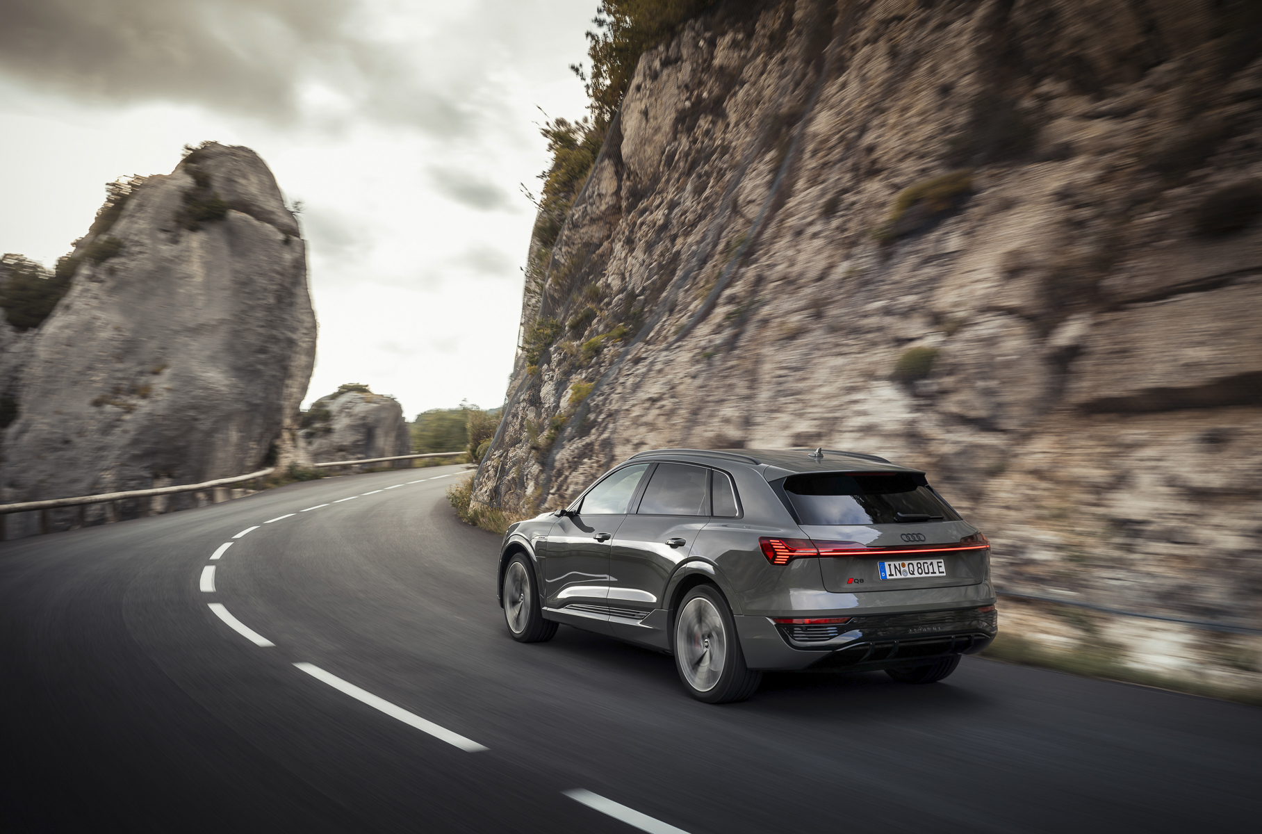 Audi e-tron и e-tron Sportback обновились: теперь семейство зовется Q8