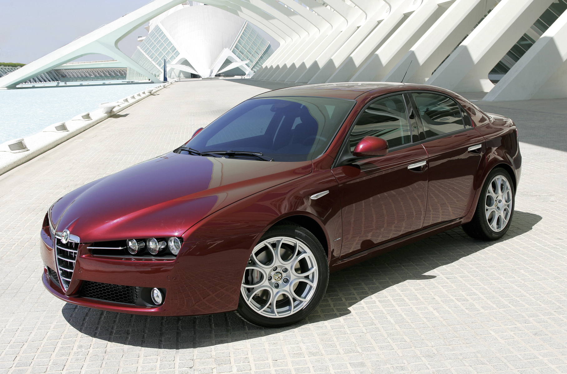 ## Alfa Romeo 159 Кто не знает красавицу-«Альфу»?! Седан и универсал с дизайном от Джорджетто Джуджаро и Centro Stile Alfa Romeo по сей день заставляют провожать их взглядом. И не важно, установлена ли под капотом бензиновая «турбочетверка» объемом 1,75 литра, топовый 3,2-литровый V6 или один из трех дизелей. Перед нами харизматичный самодостаточный продукт с индексом из… далекого прошлого.