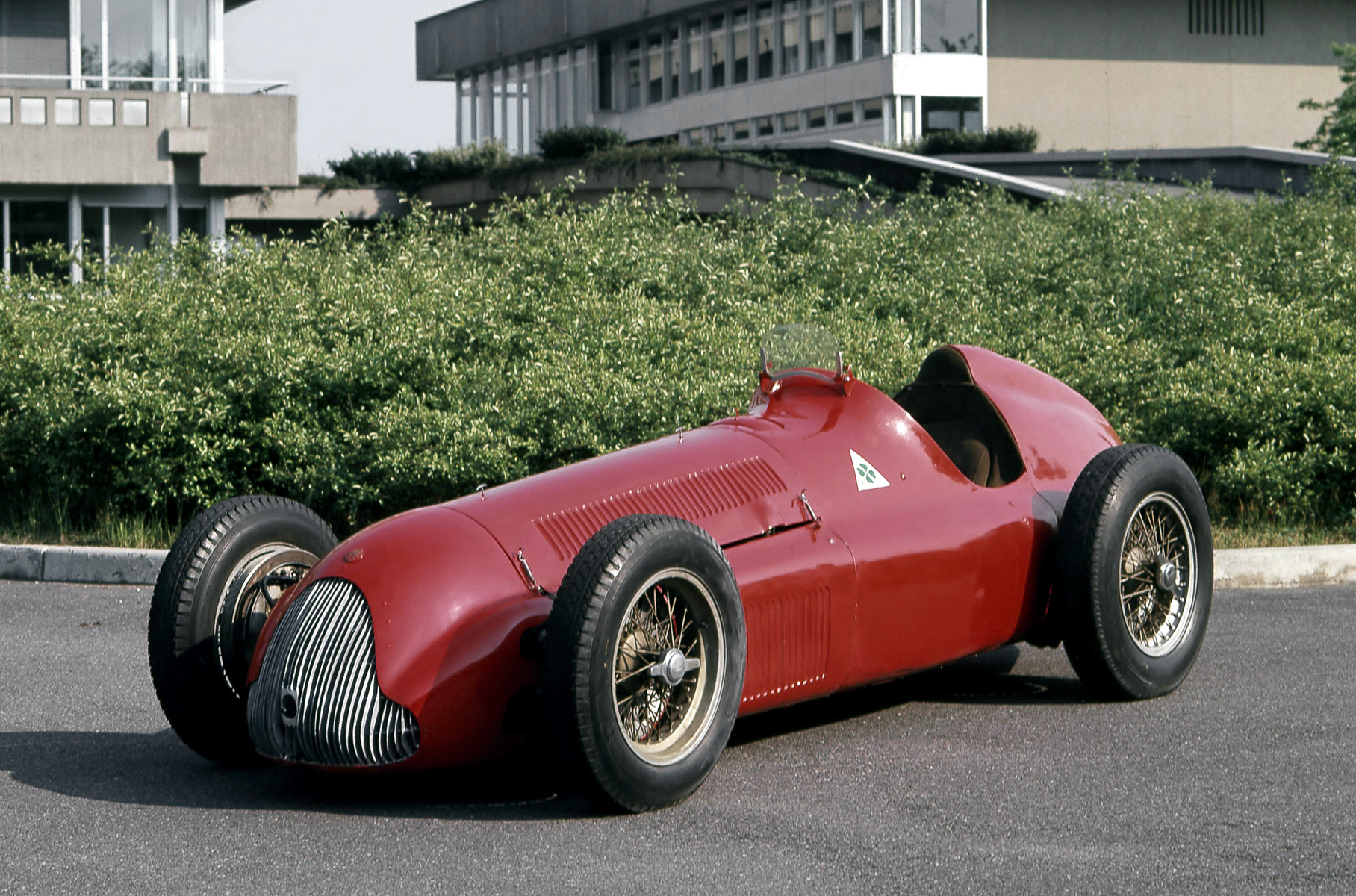 Первоначально цифры «159» носил гранприйный болид начала пятидесятых, чьи корни уходят в очень успешную довоенную «лодочку» 158 Alfetta с «велосипедными» колесами. В 1950-м суперкар в одни ворота выиграл первый в истории чемпионат Формулы 1. Пришедшая на смену Alfa Romeo 159 получила заднюю подвеску типа Де Дион и механический нагнетатель увеличенного объема. Он позволил форсировать 1,5-литровый двигатель примерно до 420 л.с. и выжимать свыше 300 км/ч, но расход топлива вырос до эпических значений.